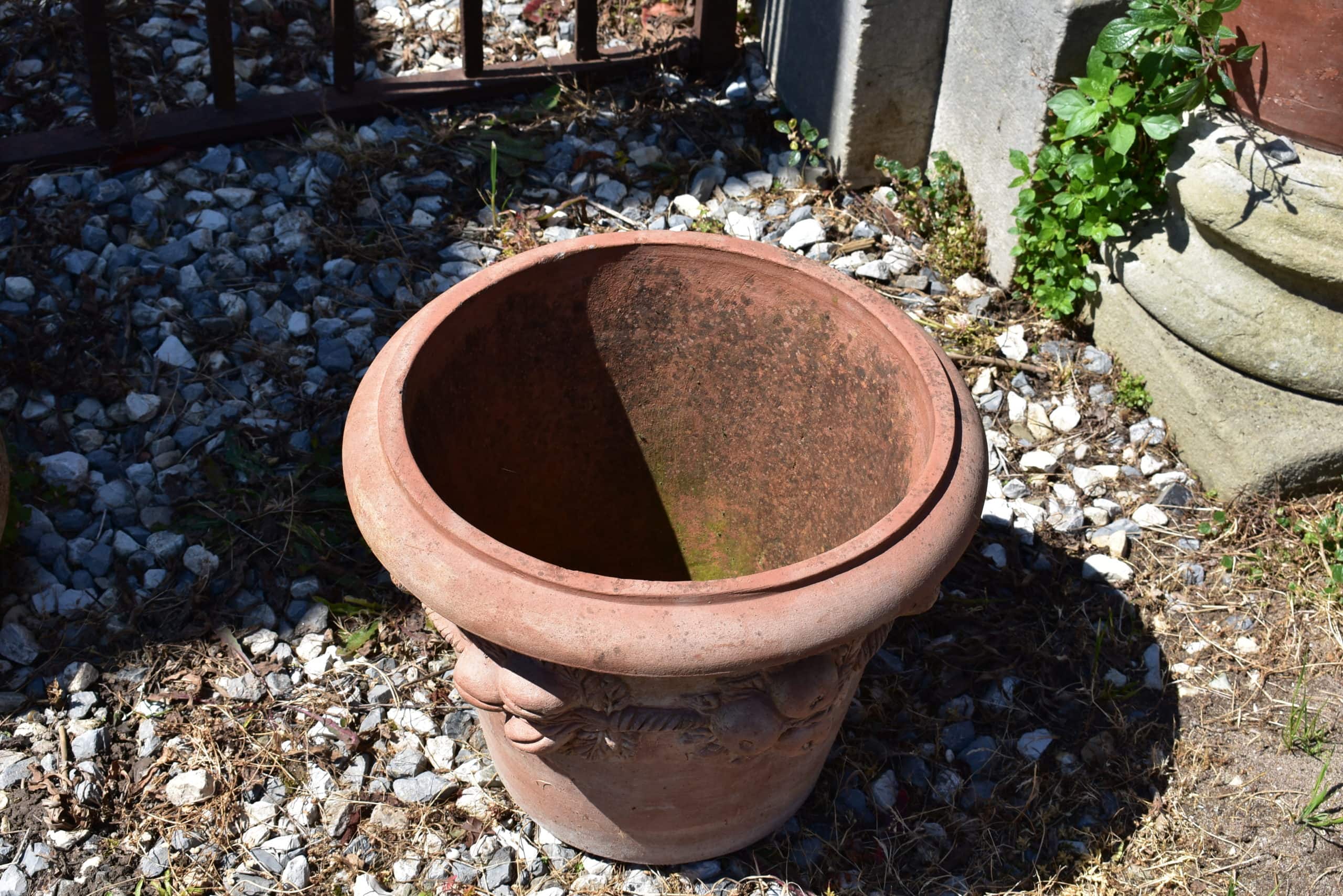 Dettaglio piccolo vaso festonato 