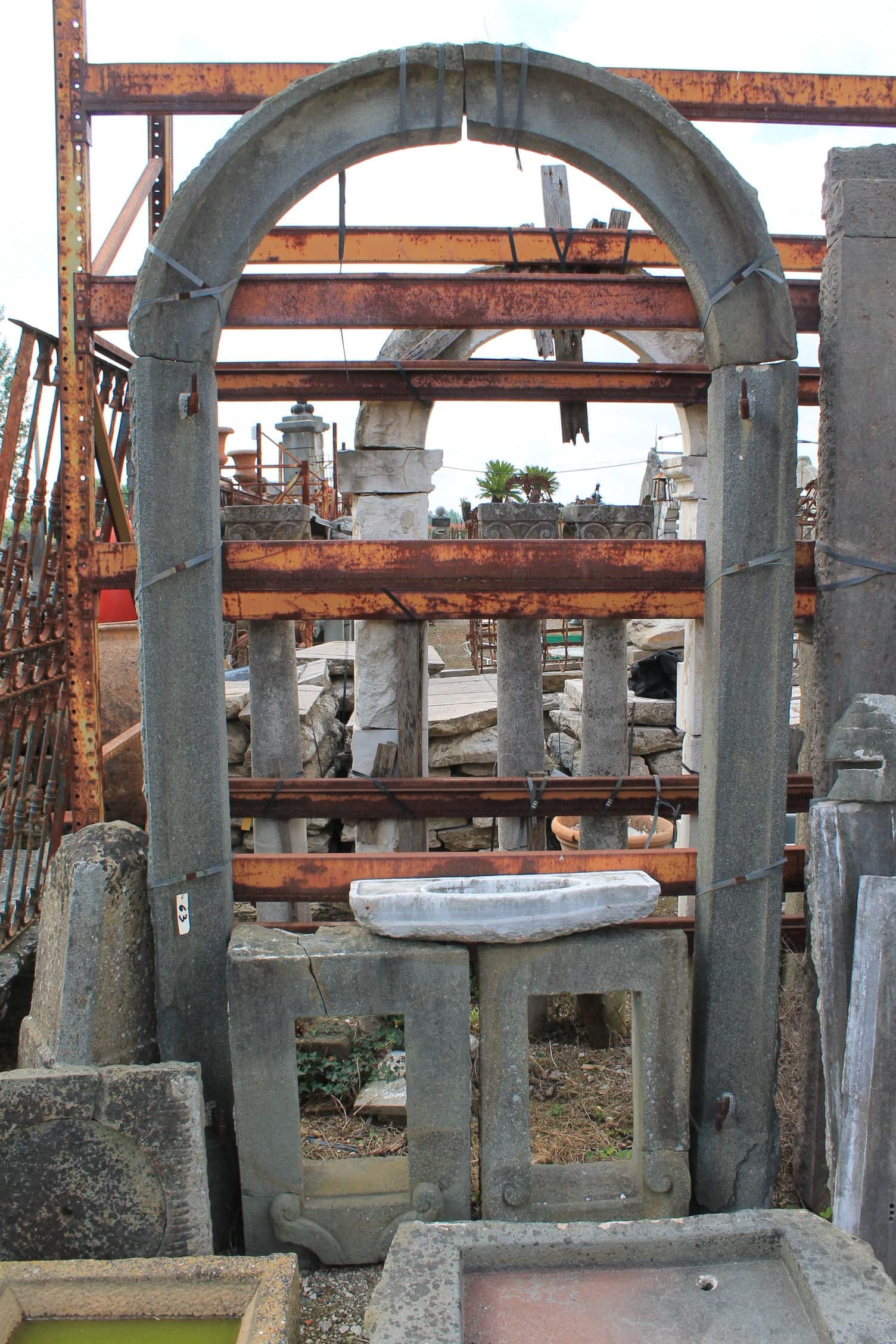 Dettaglio portale di pietra semplice 
