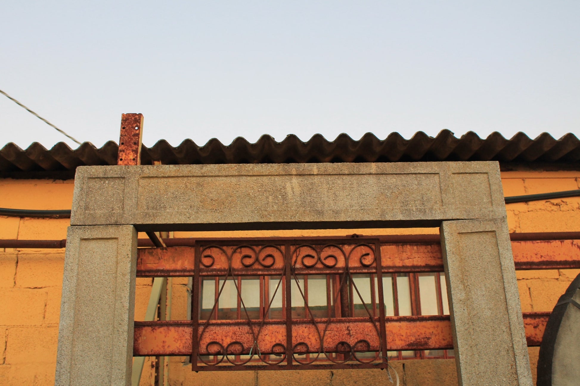 Dettaglio portale in pietra chiara 