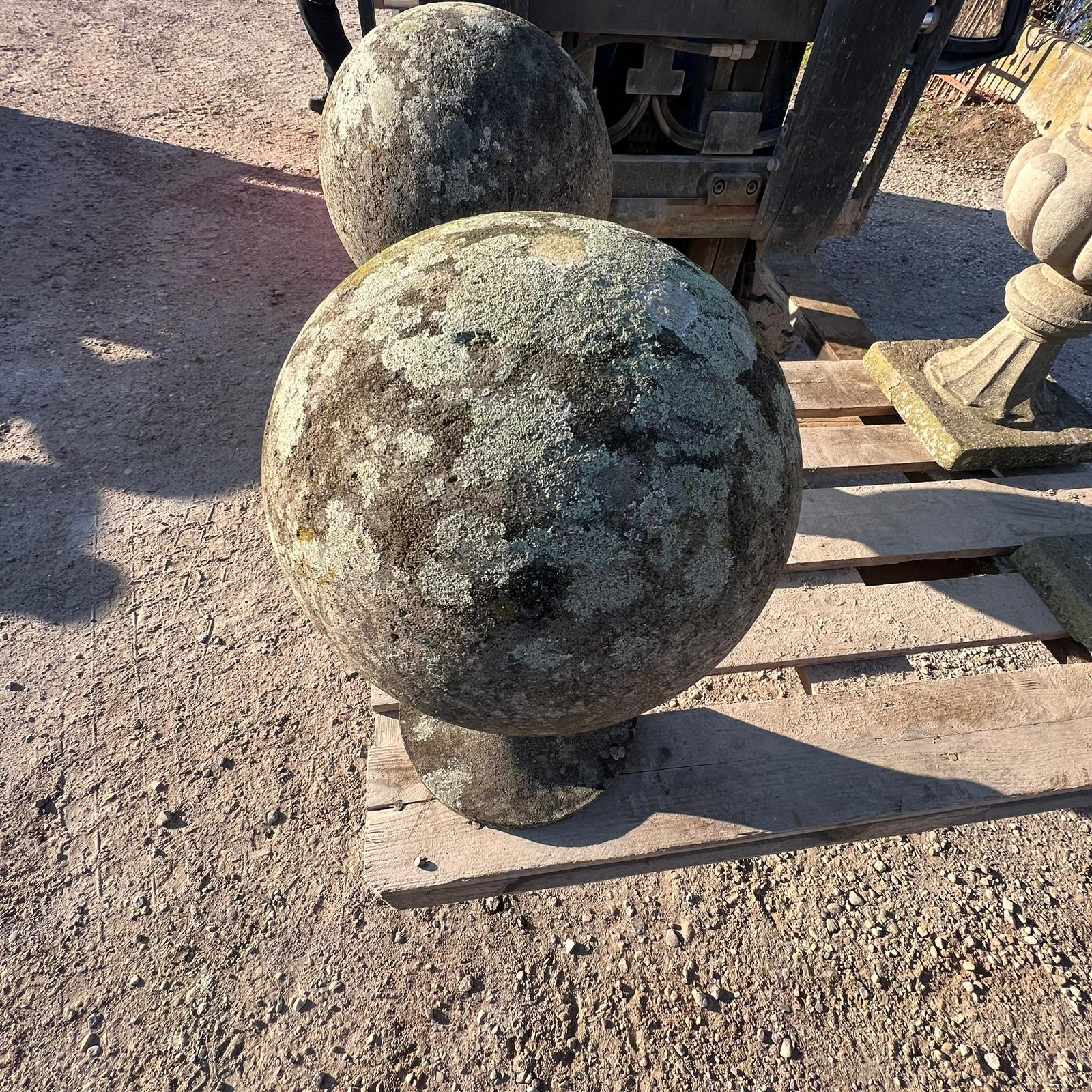 Dettaglio sfere in pietra 