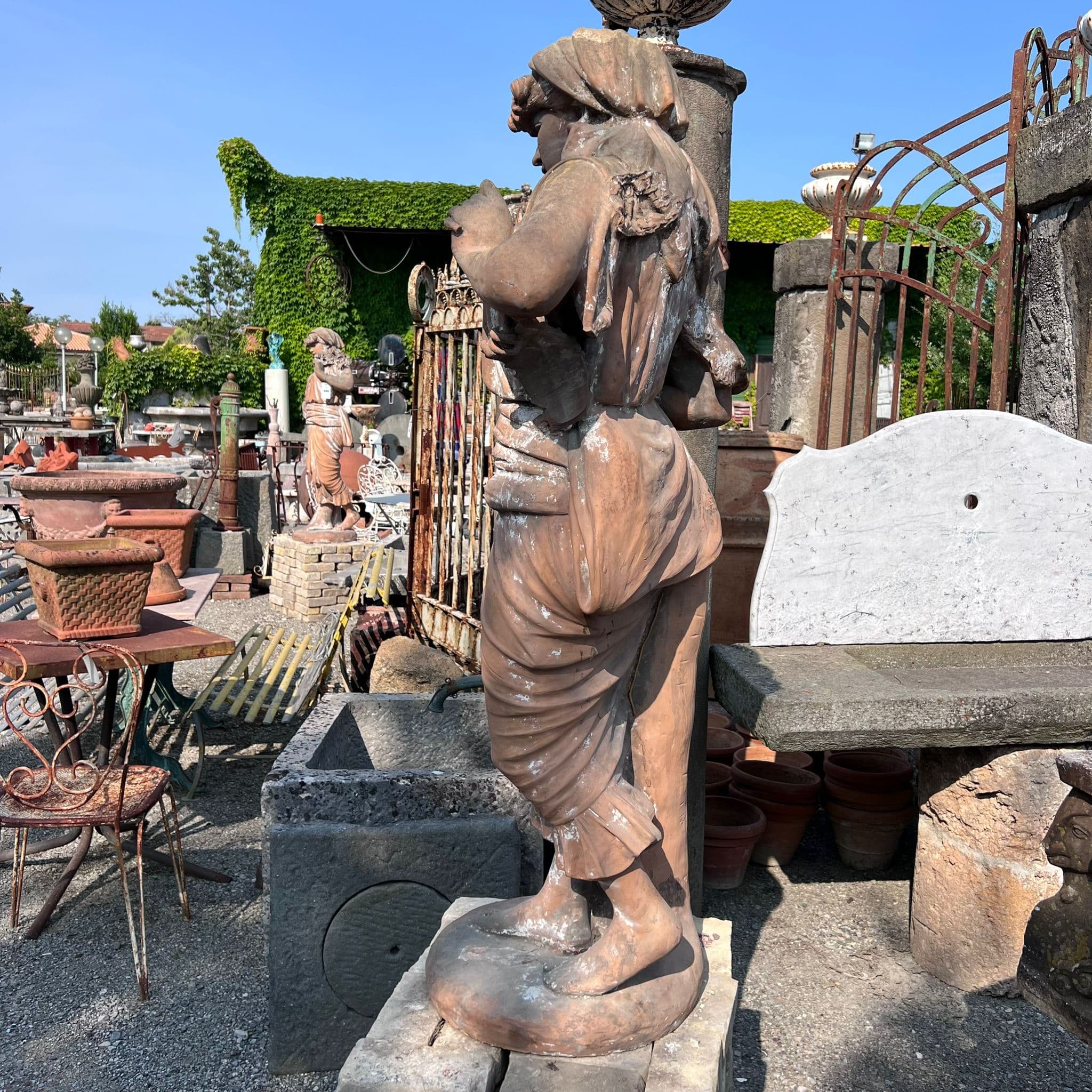 Dettaglio statua in cotto 