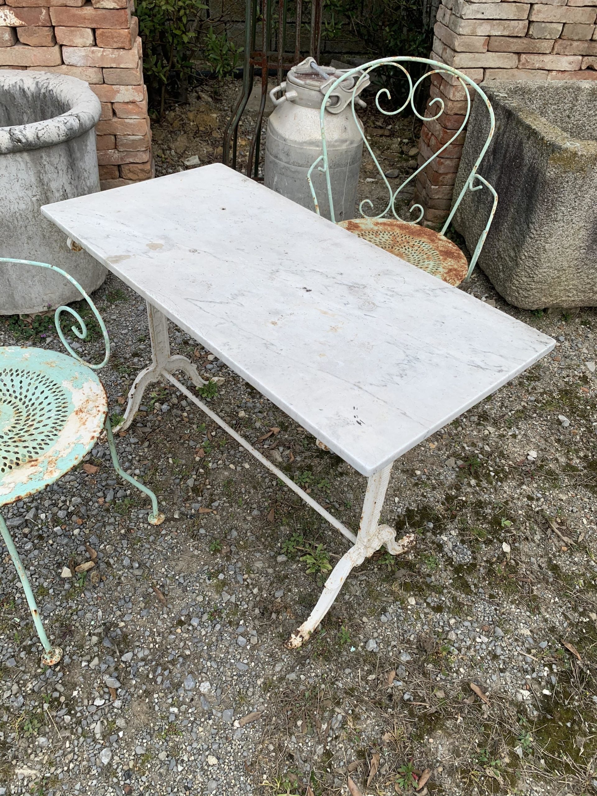 Dettaglio tavolino con piano
