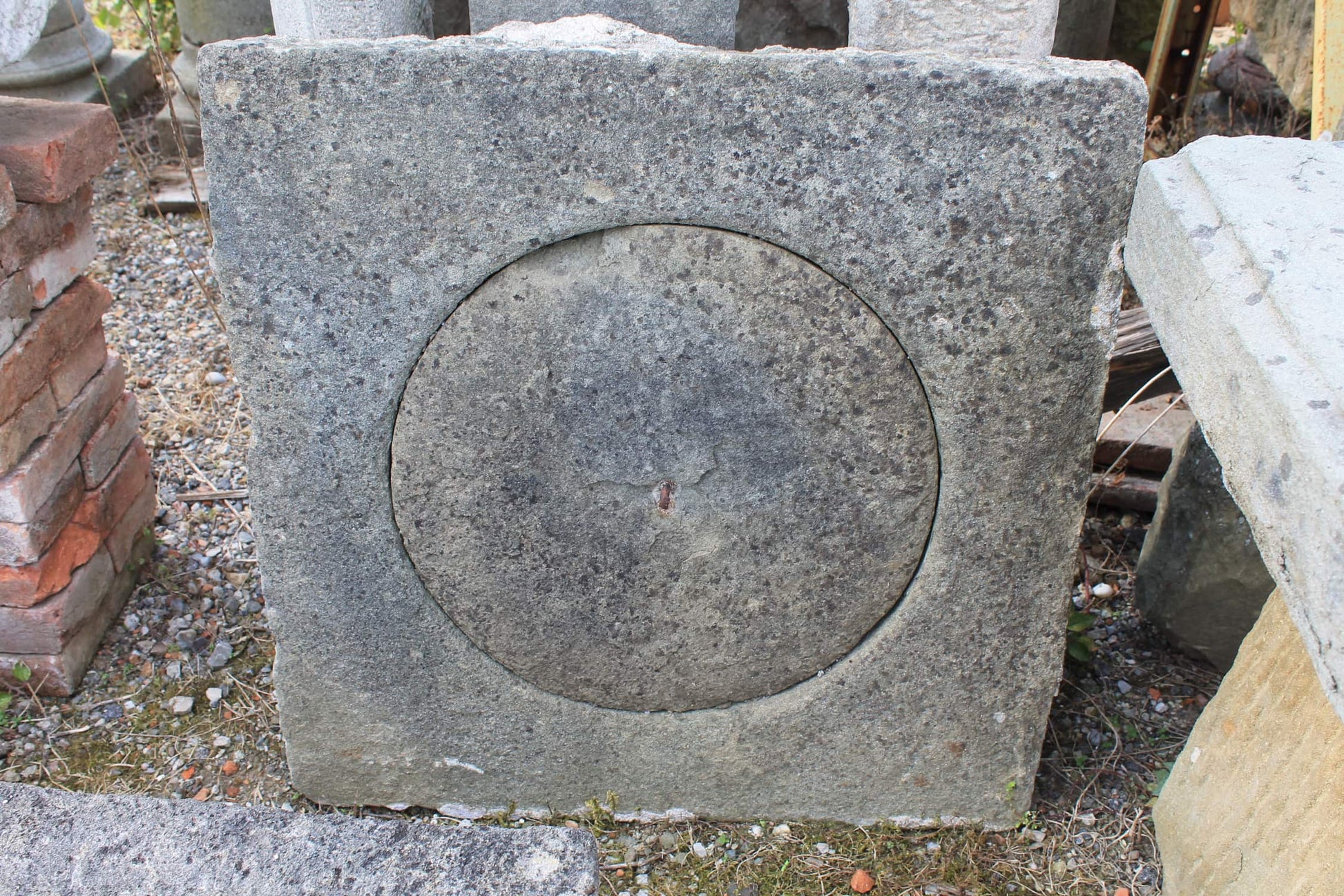 Dettaglio tombino in pietra grande 