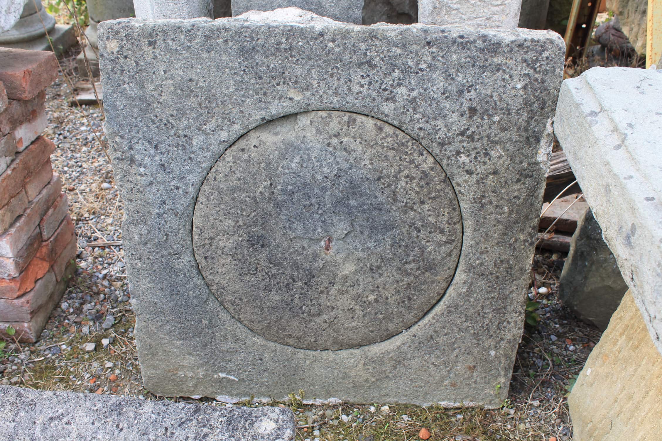 Dettaglio tombino in pietra grande 