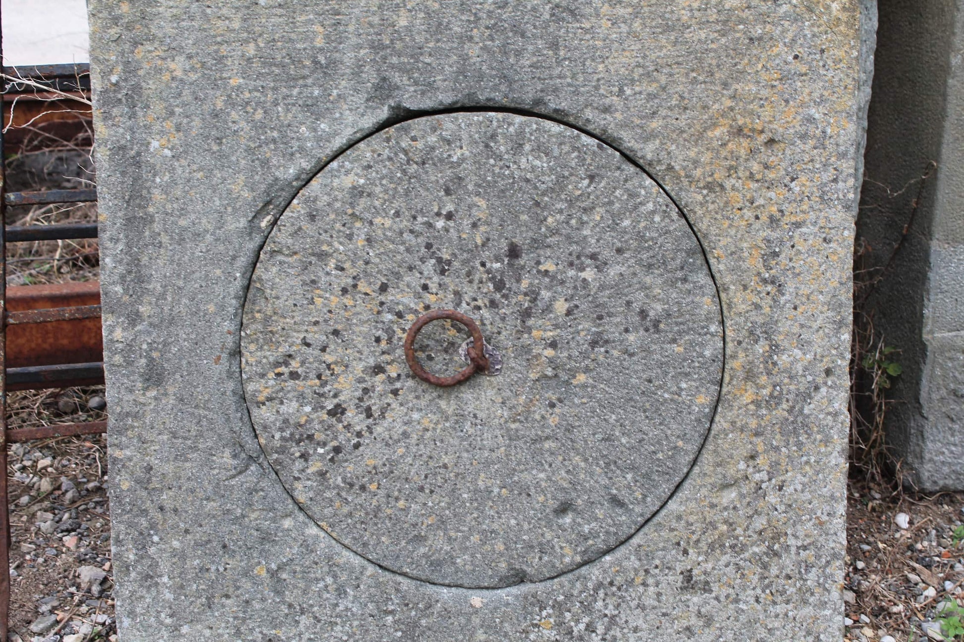 Dettaglio tombino in pietra 