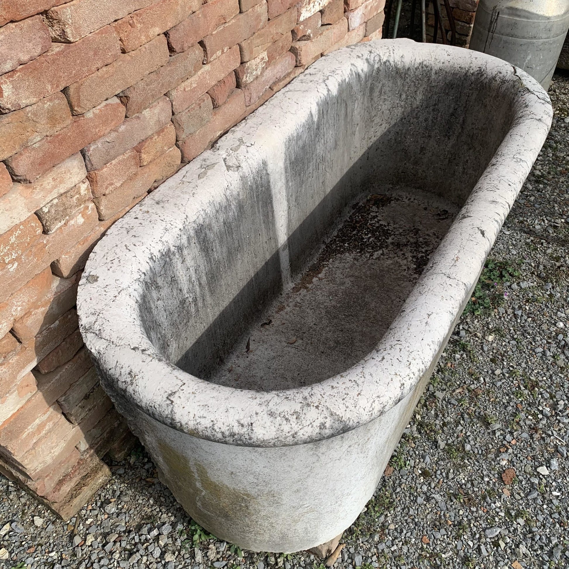 Dettaglio vasca in pietra chiara antica 