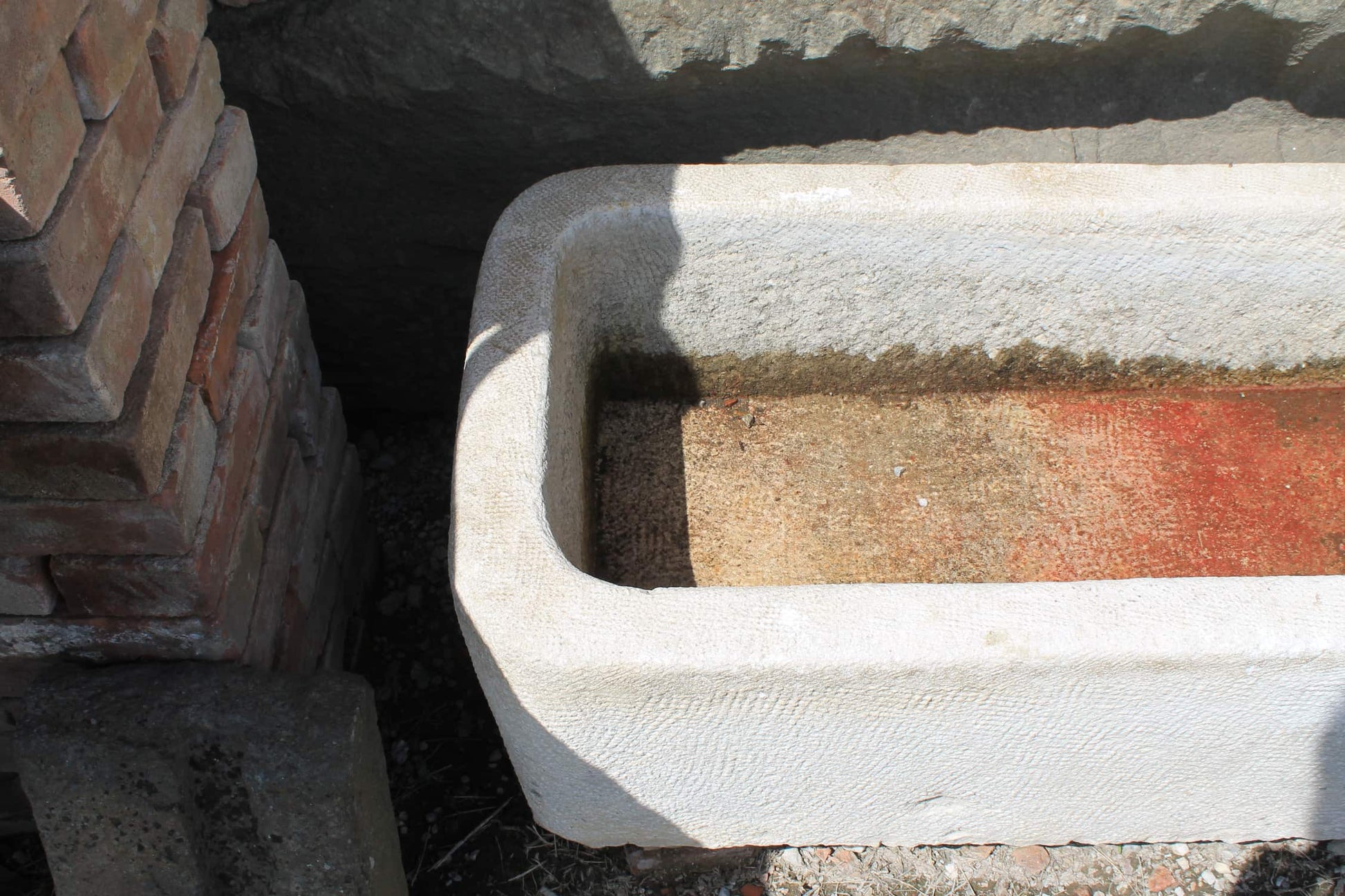 Dettaglio vasca in pietra chiara
