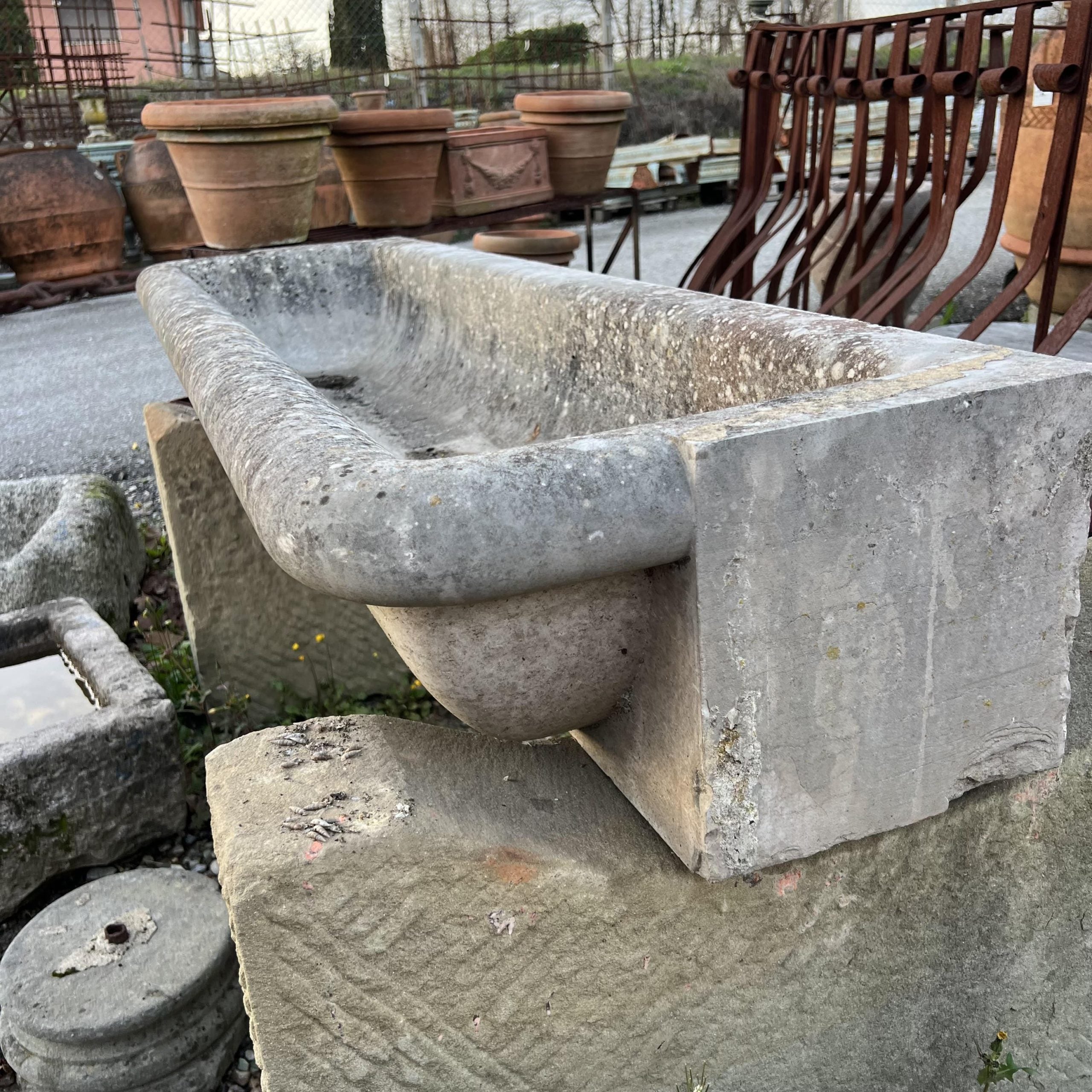 Dettaglio vasca in pietra 