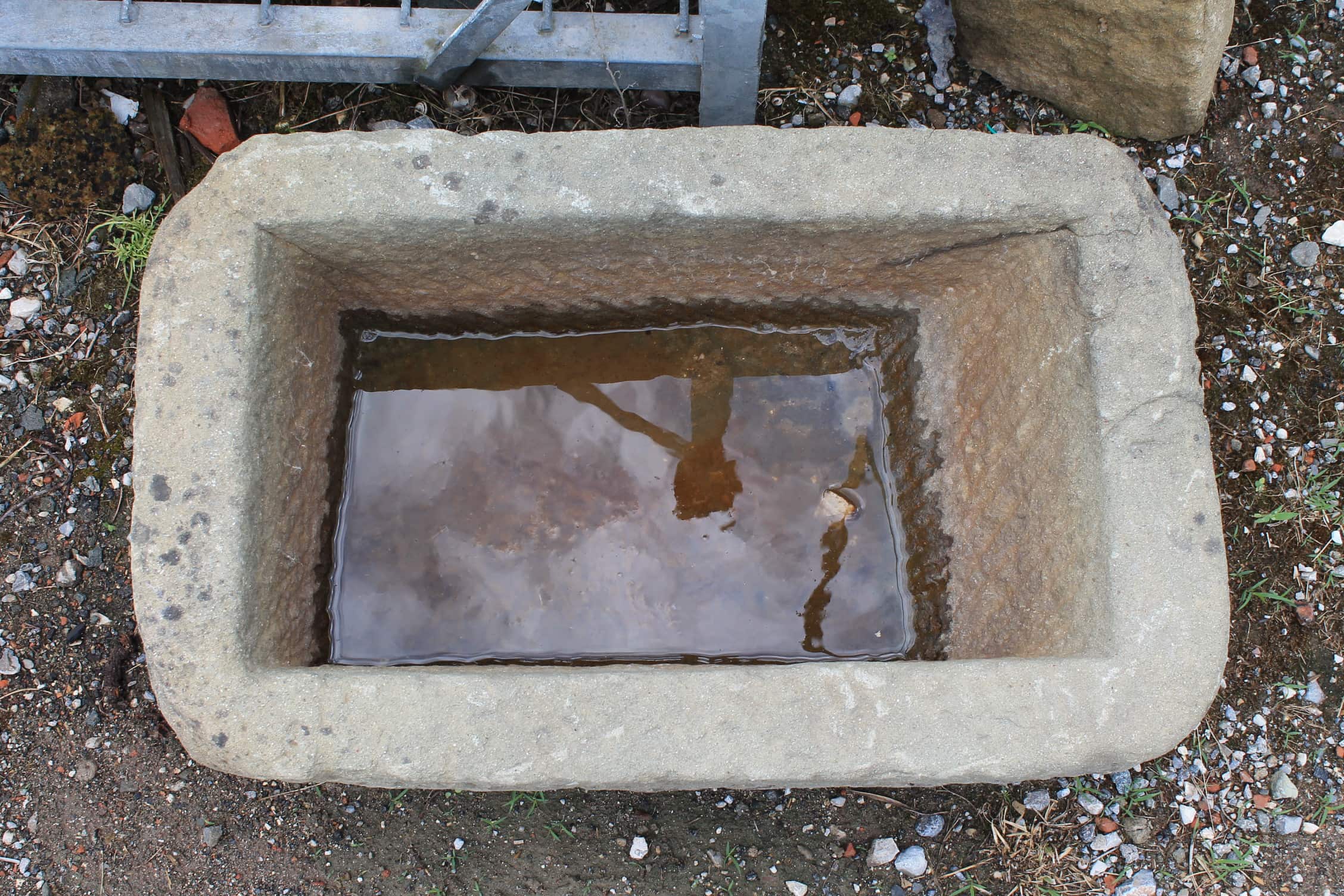 Dettaglio vaschetta di pietra antica piccola 