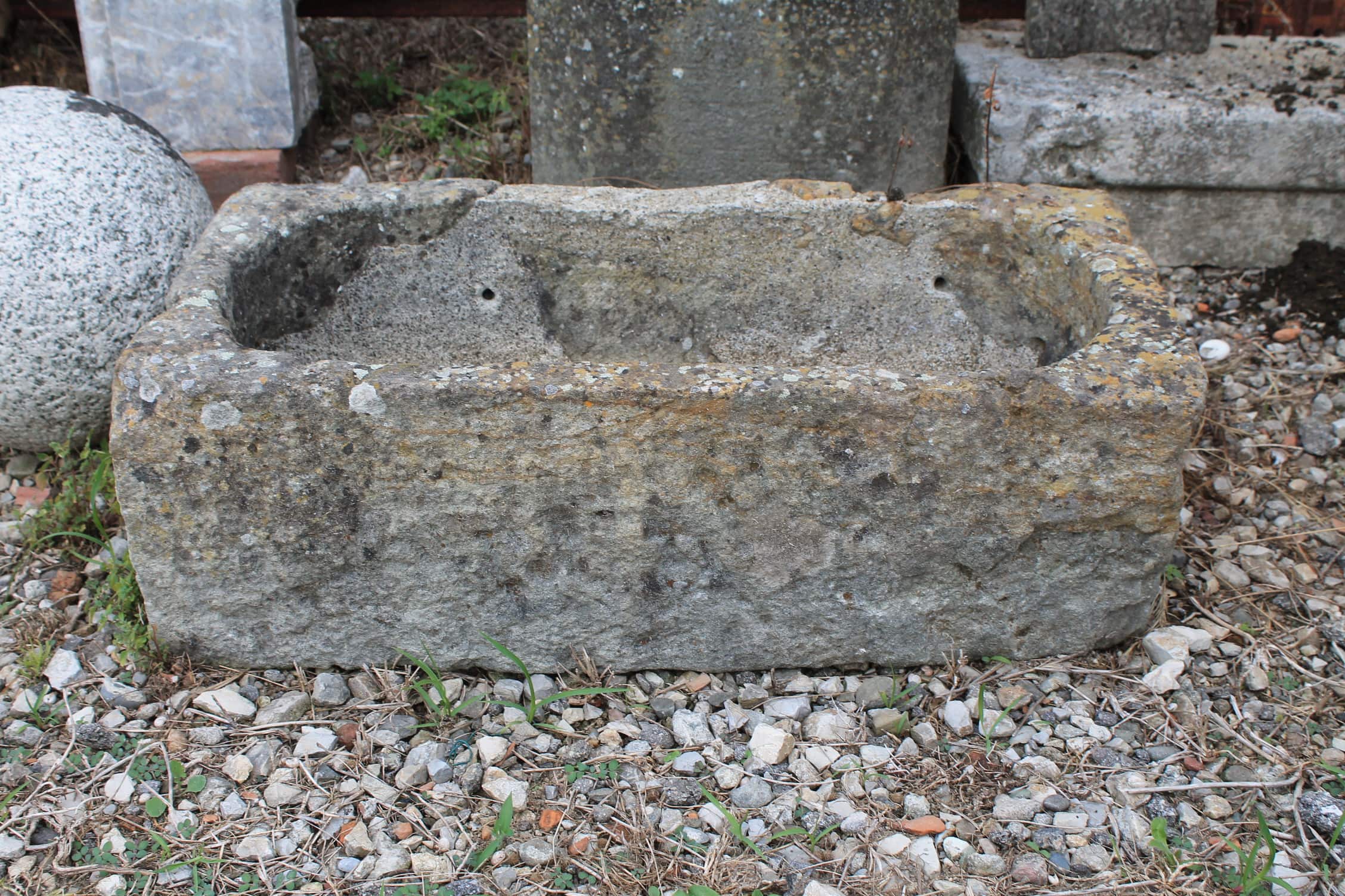 Dettaglio vaschetta di pietra antica 