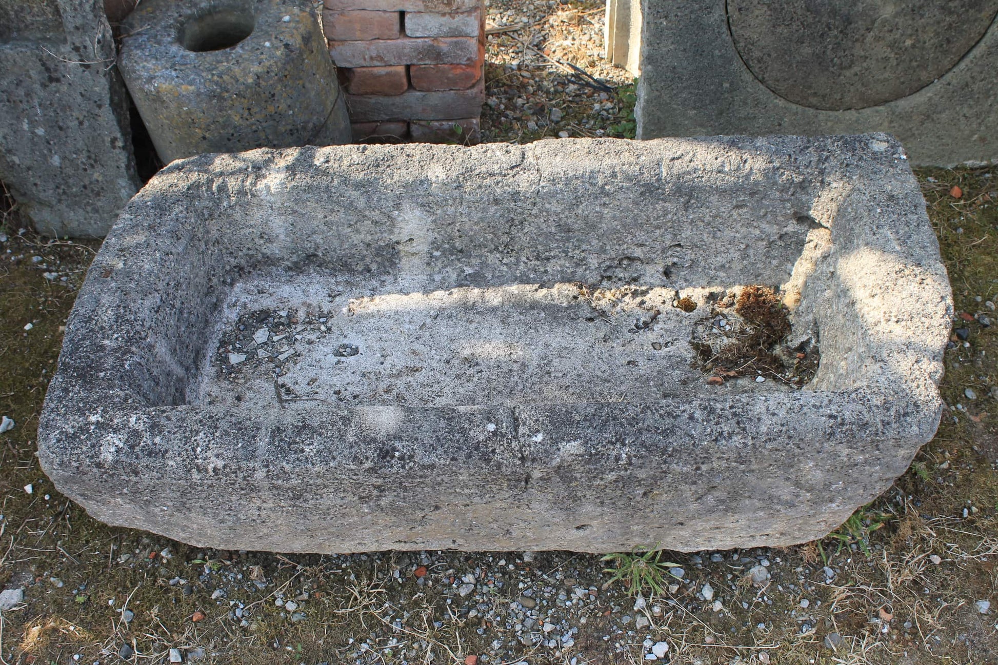 Dettaglio vaschetta di pietra rustica 
