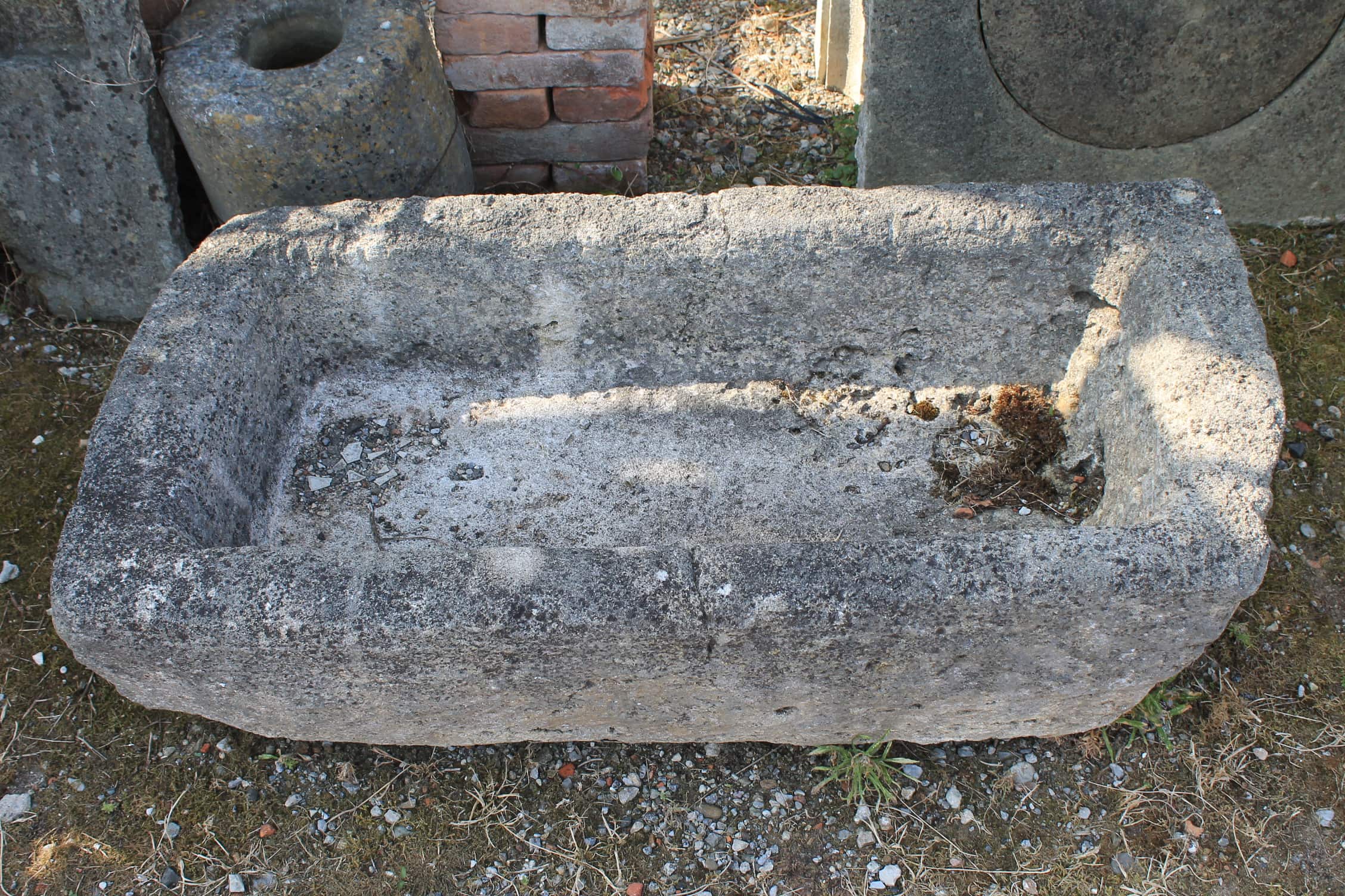 Dettaglio vaschetta di pietra rustica 