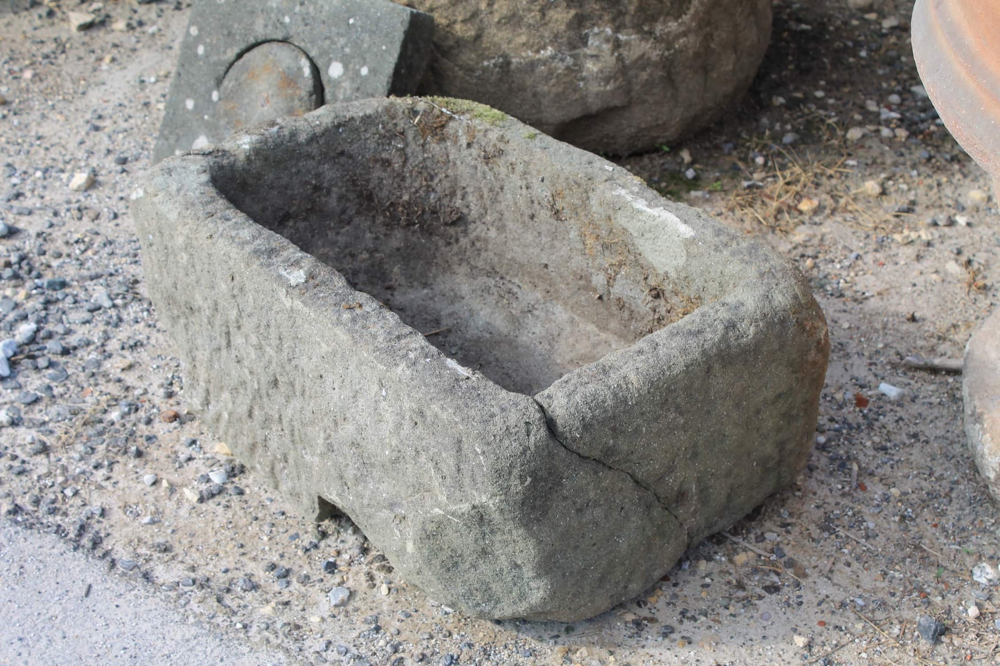 Dettaglio vaschetta in pietra piccola 