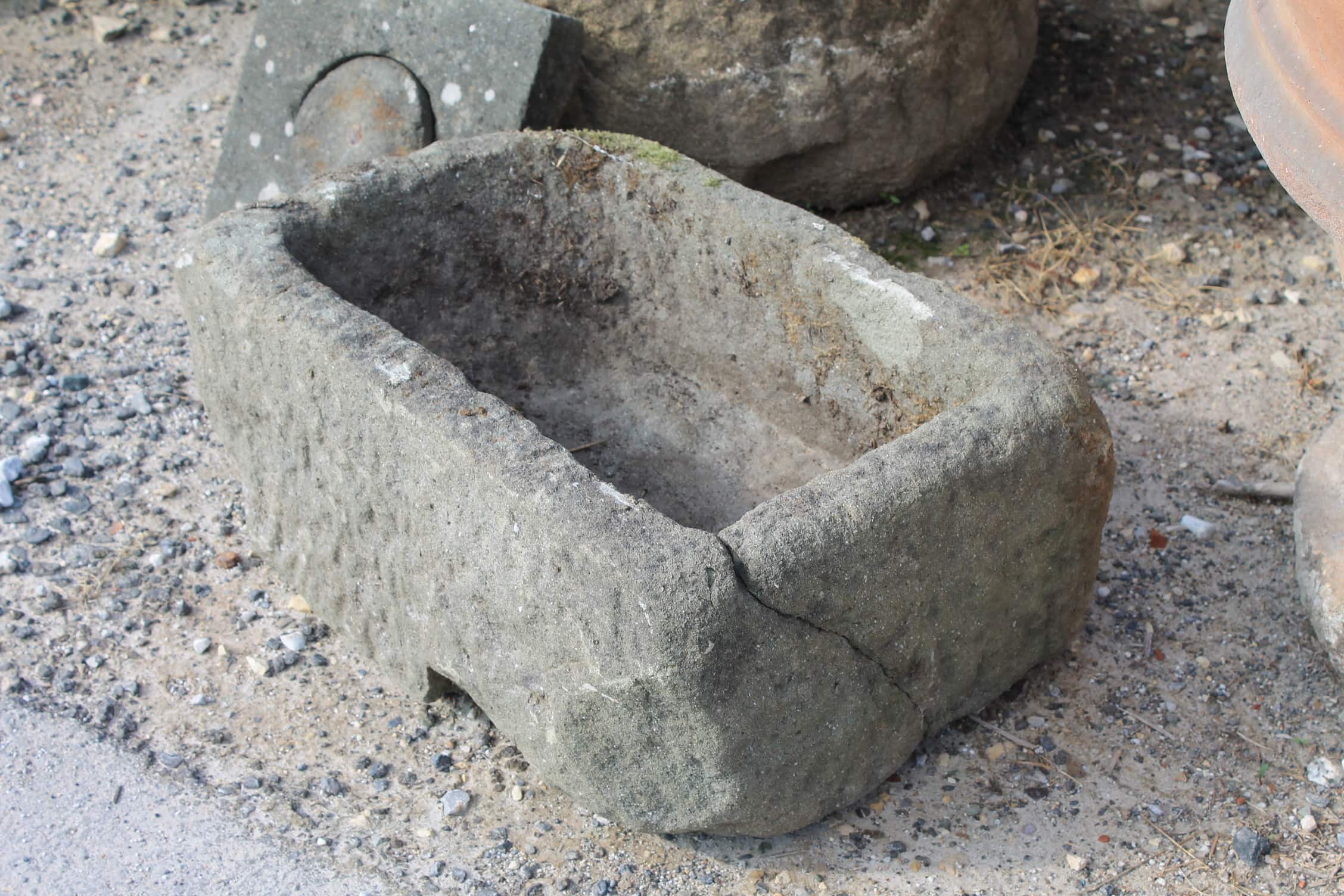 Dettaglio vaschetta in pietra piccola 