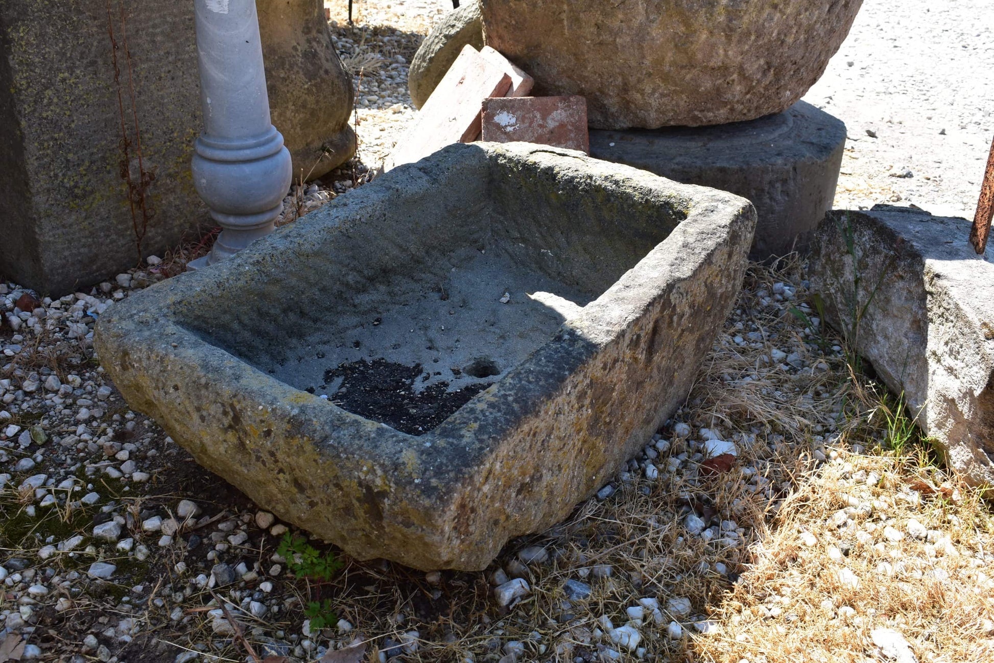 Dettaglio vaschetta in pietra rustica piccola