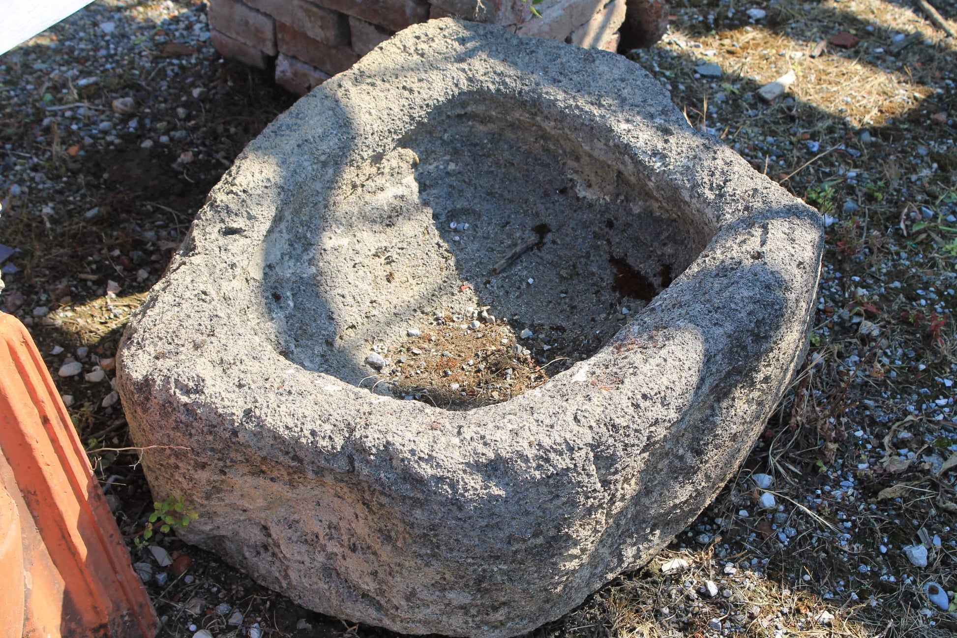 Dettaglio vaschetta pietra rotonda 