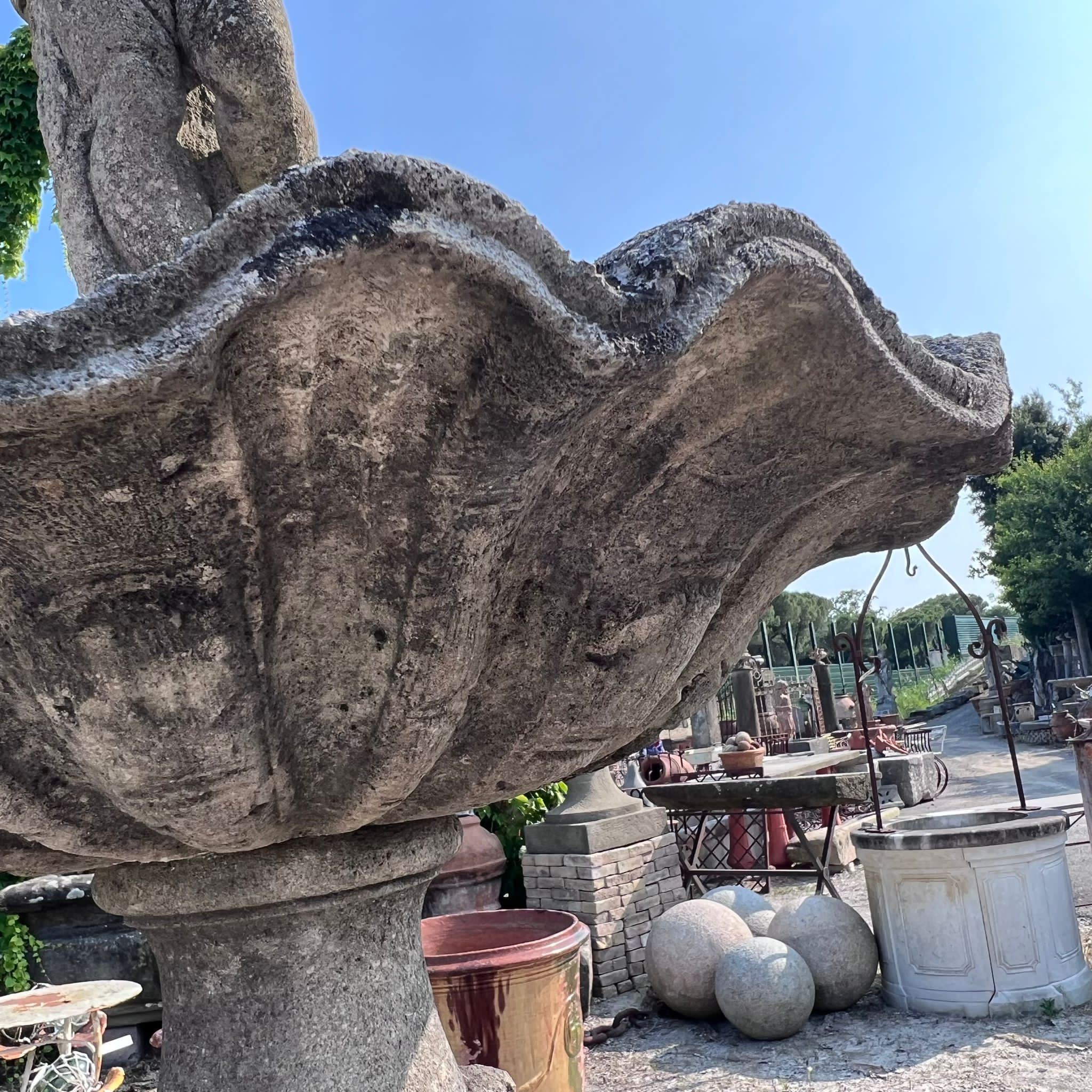 Dettaglio vecchia fontana di pietra 