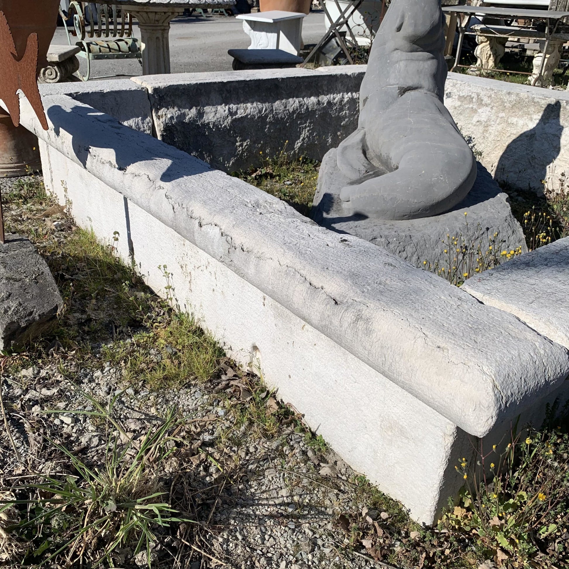 Dettaglio vecchia vasca quadrata 