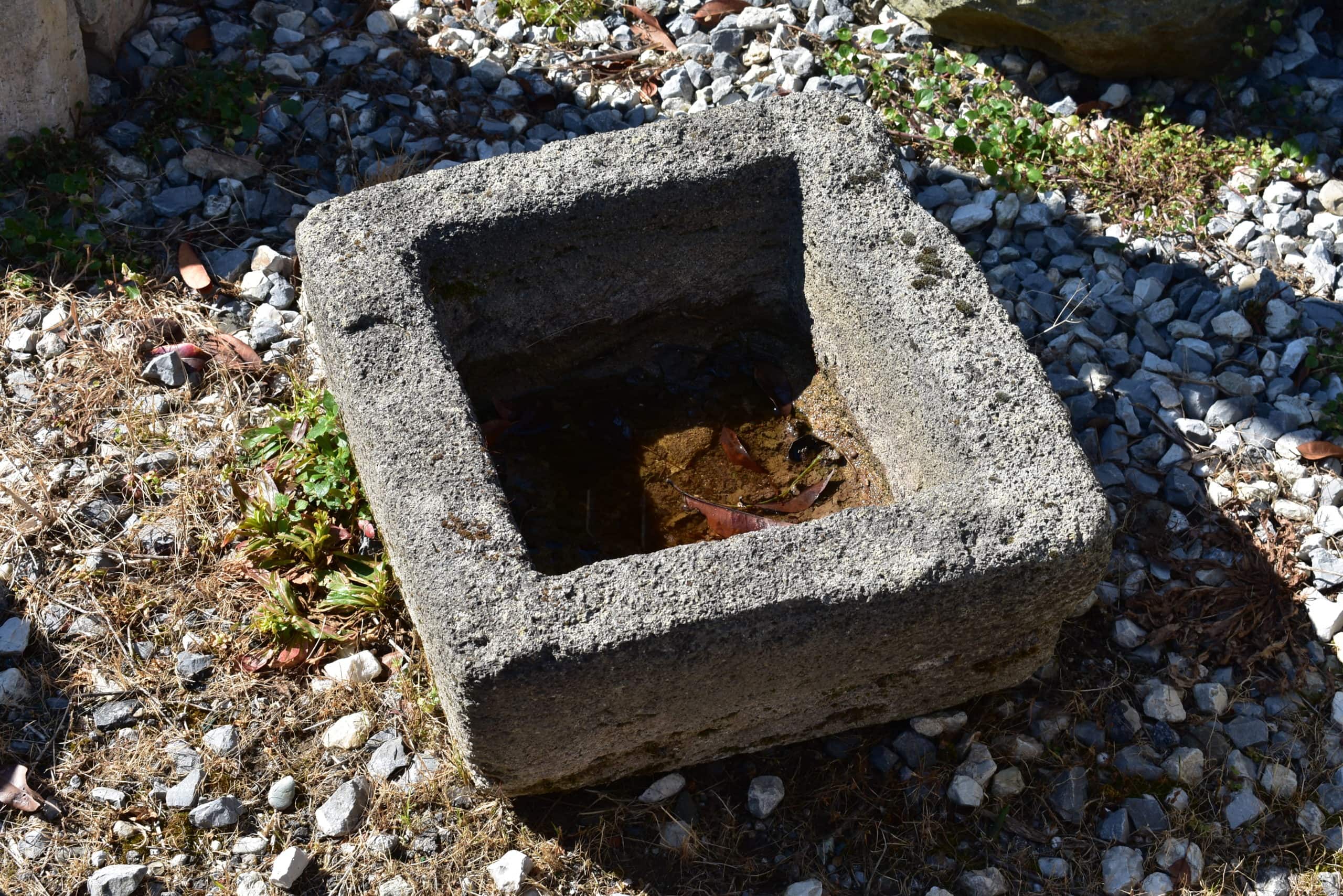 Dettaglio vecchia vaschetta in pietra settecentesca 