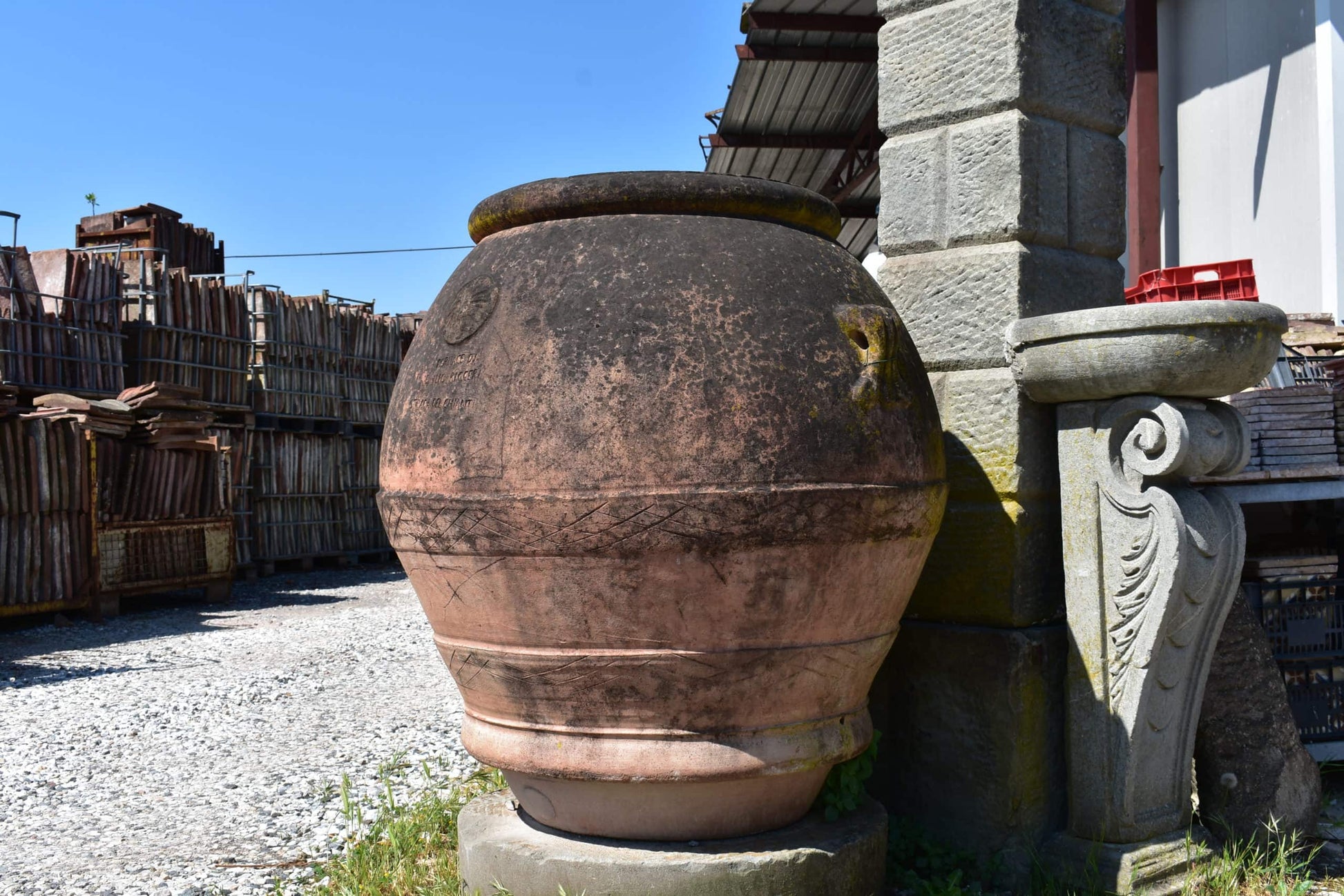Dettaglio vecchio orcio toscano 