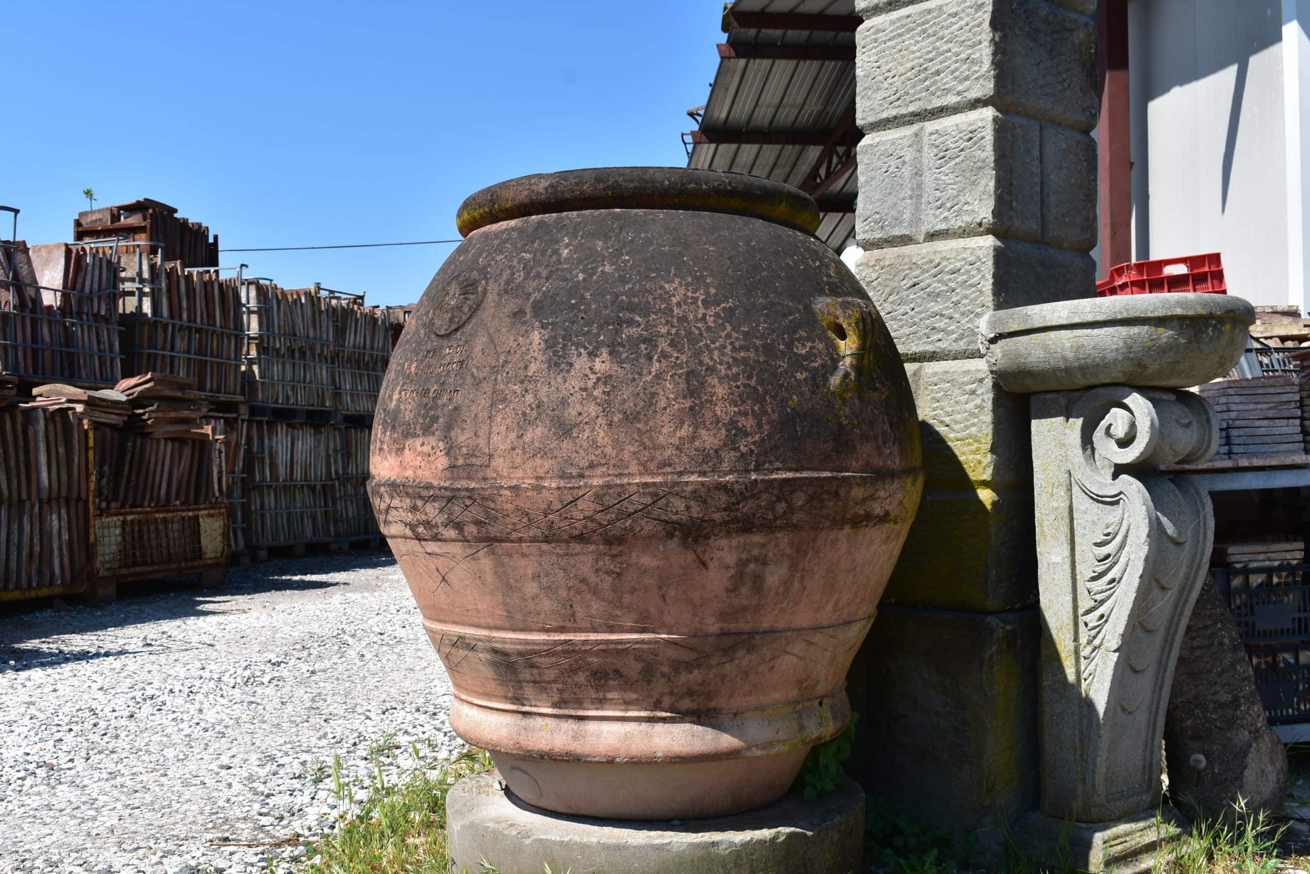 Dettaglio vecchio orcio toscano 