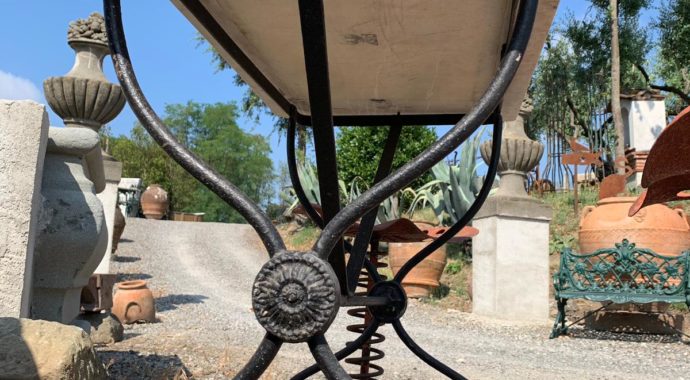 Dettaglio vecchio tavolino in ferro battuto 