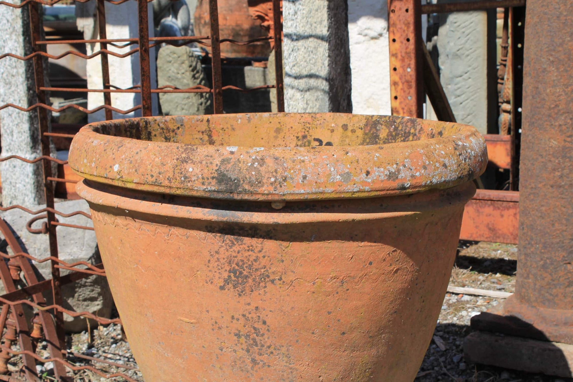 Dettaglio2 conca antica di terracotta 