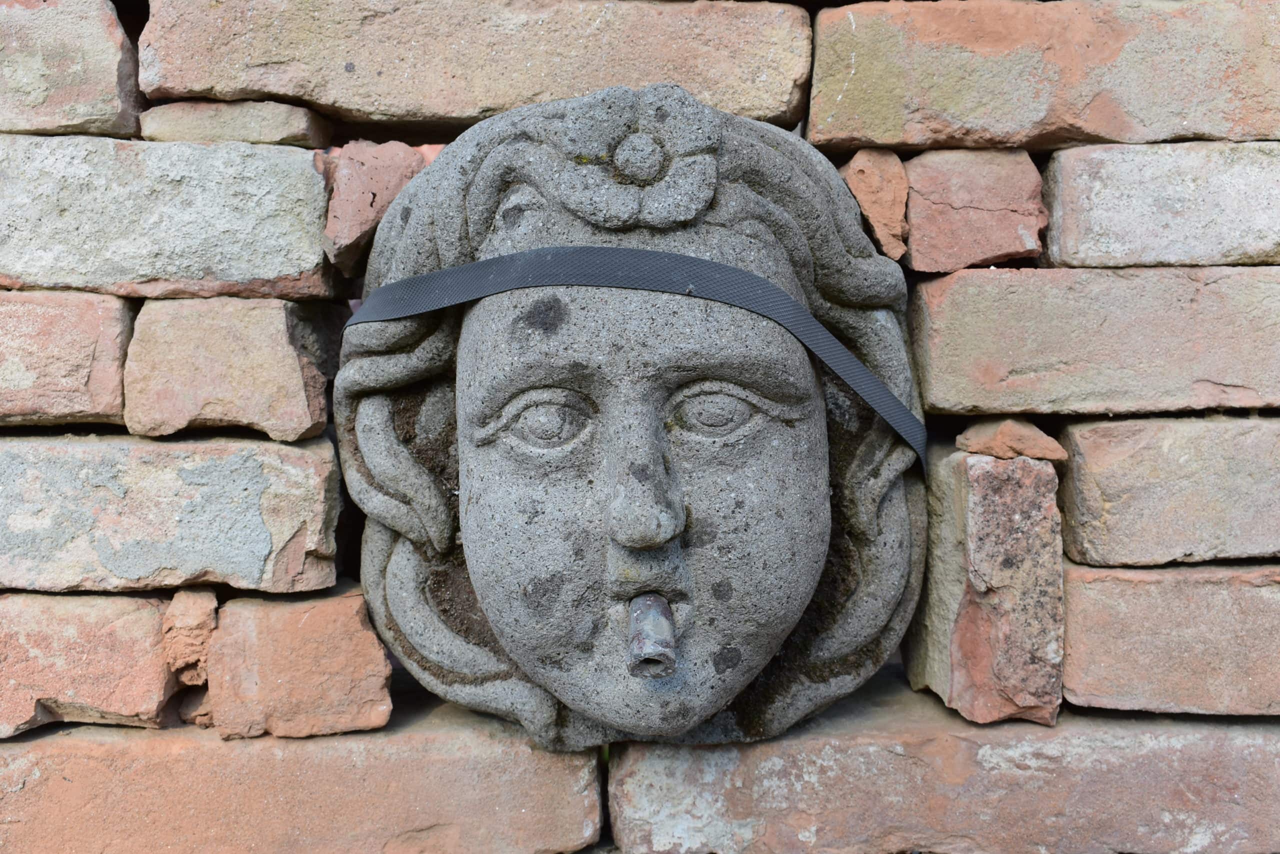 Dettaglio2 fontana a muro vecchia 