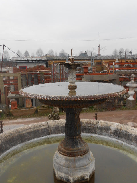 Dettaglio2 fontana di pietra antica 