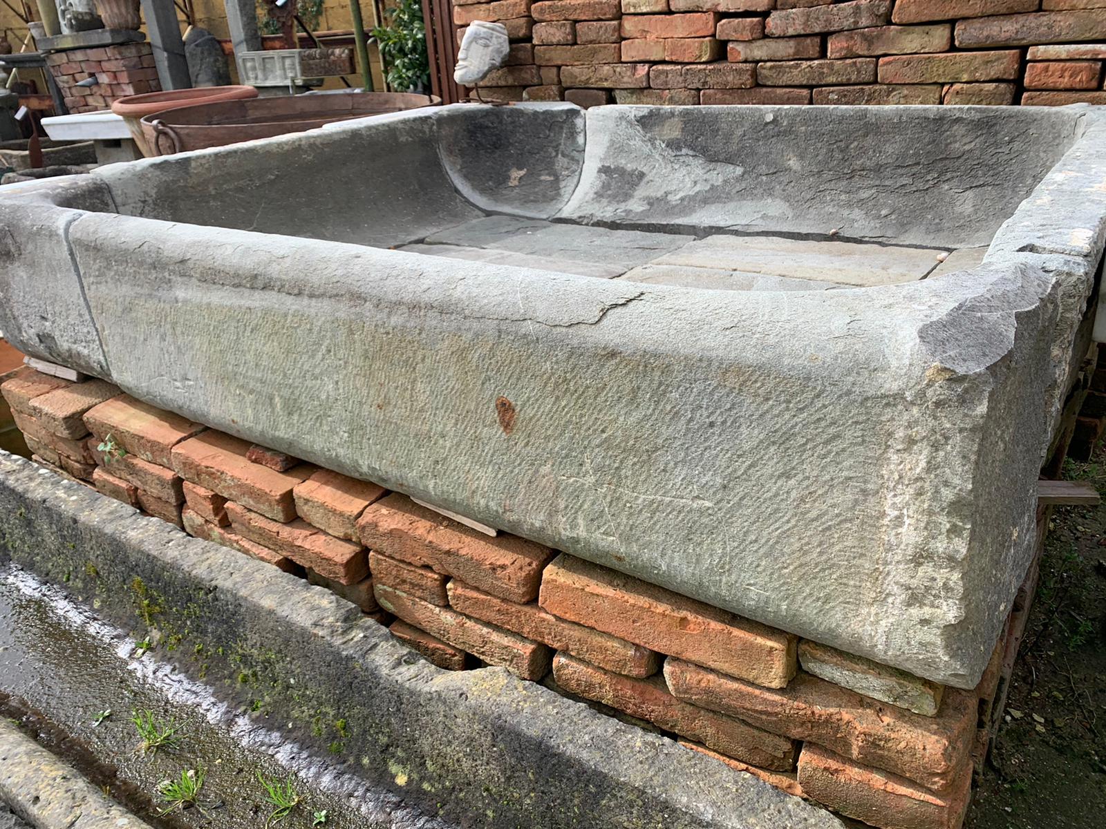 Dettaglio2 fontana di pietra 