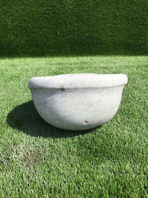 Dettaglio2 piccola acquasantiera di marmo