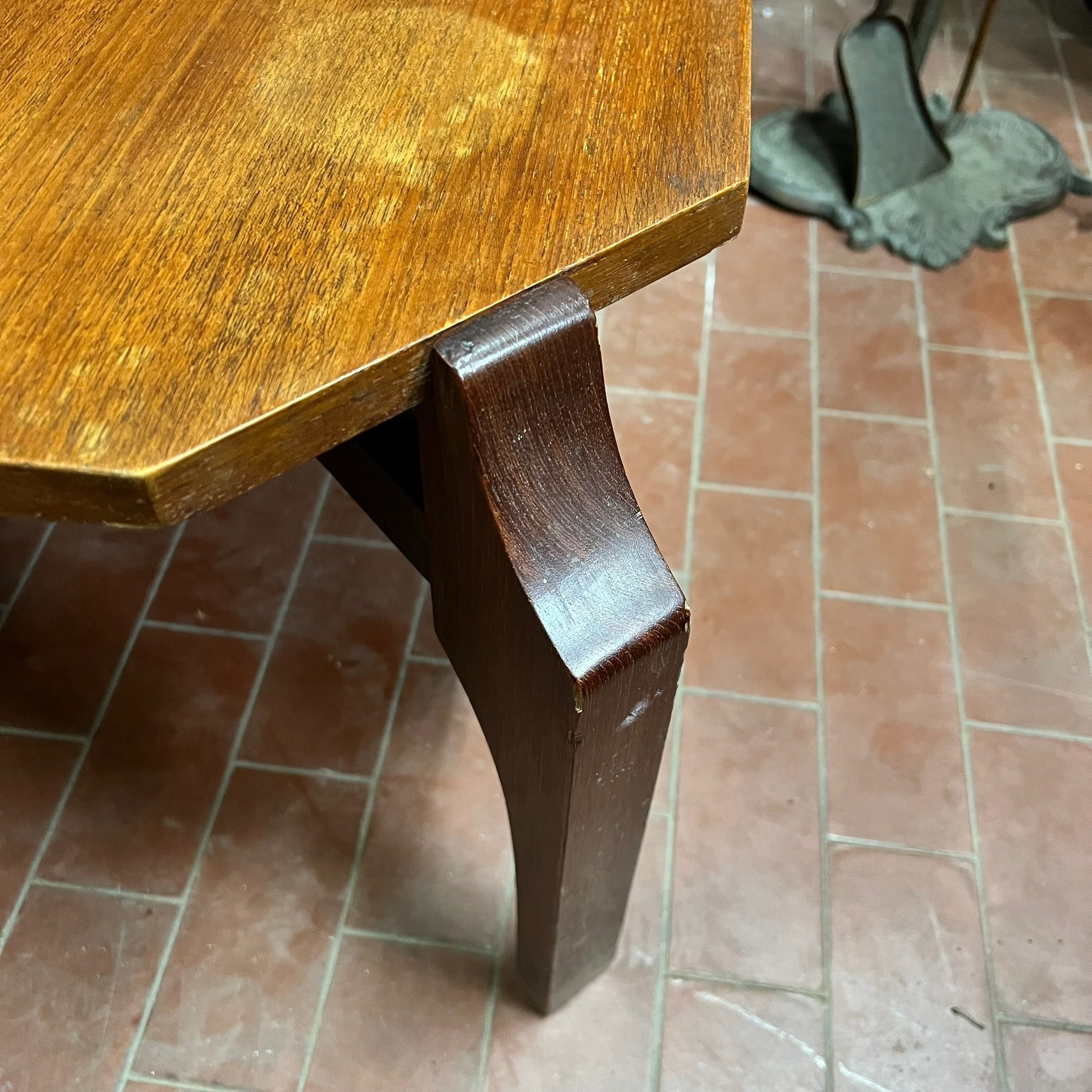 Dettaglio2 tavolino in legno 
