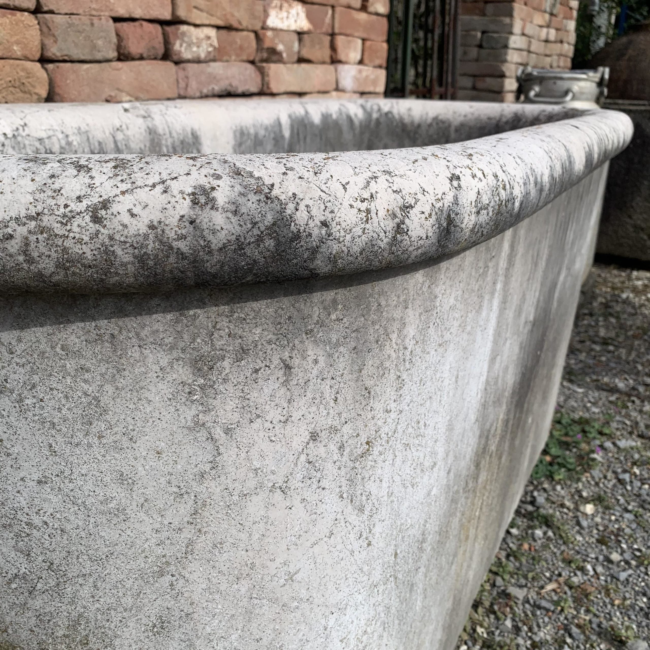 Dettaglio2 vasca a muro in pietra chiara 