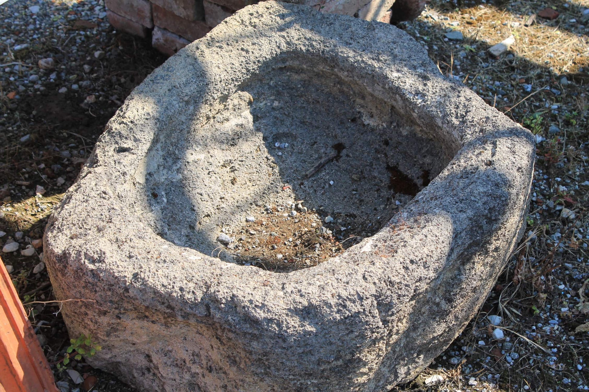 Dettaglio2 vaschetta pietra rotonda 