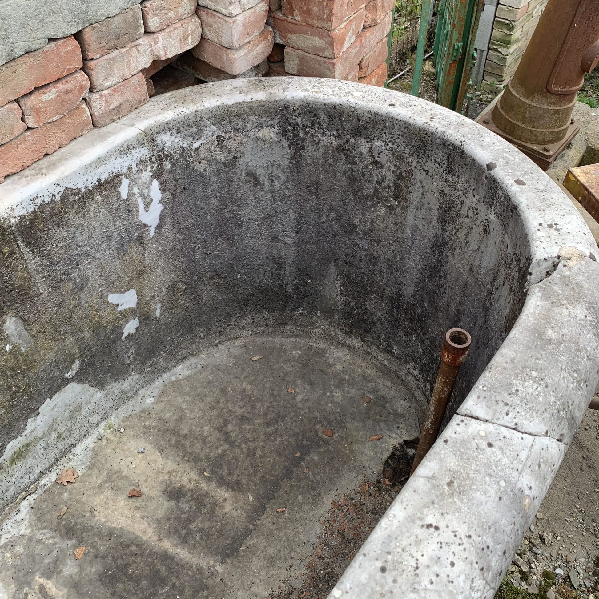 Dettaglio2 vecchia fontana in marmo bianco 