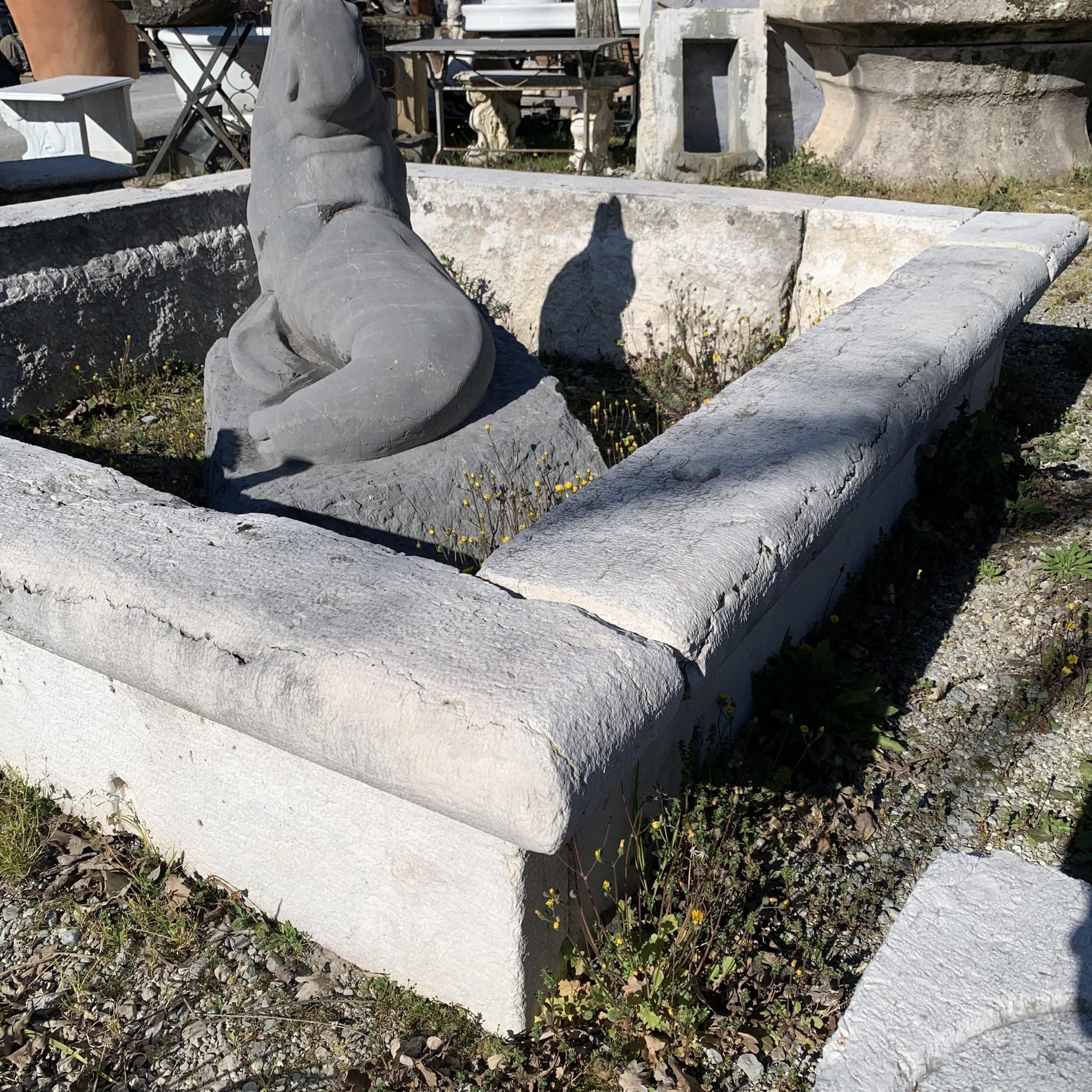 Dettaglio2 vecchia vasca in pietra bianca 