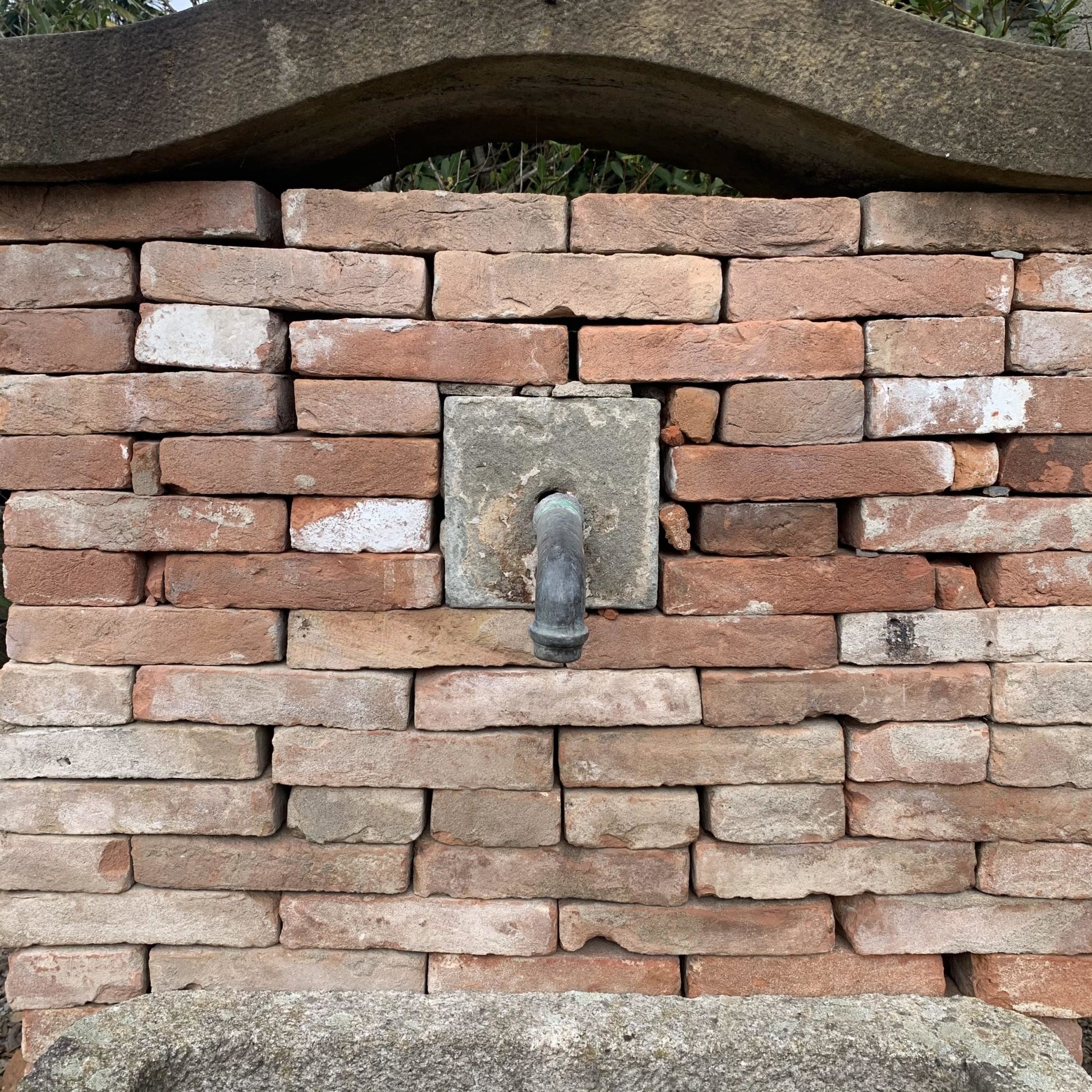 Fontana a muro con vasca in granitica 