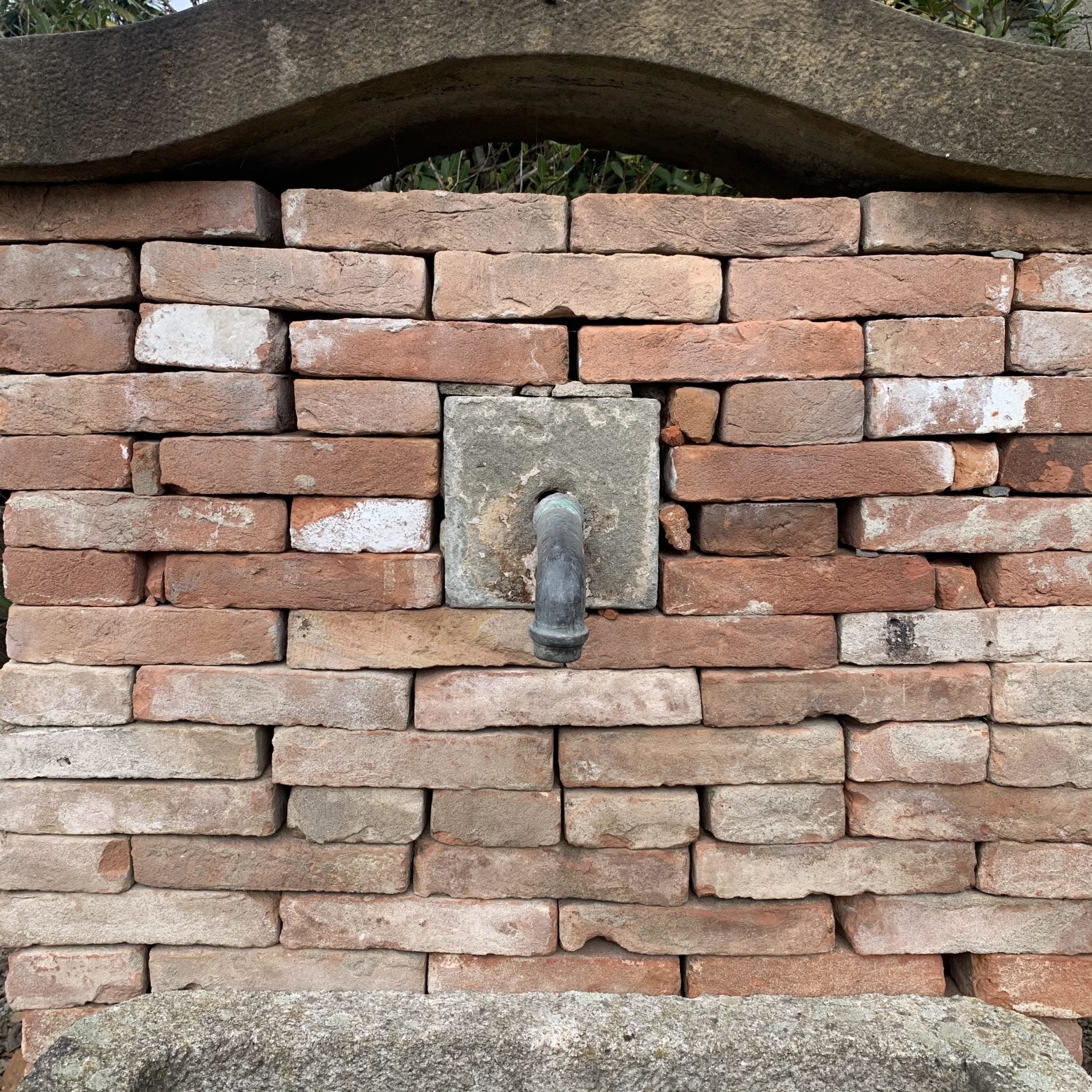 Fontana a muro con vasca in granitica 