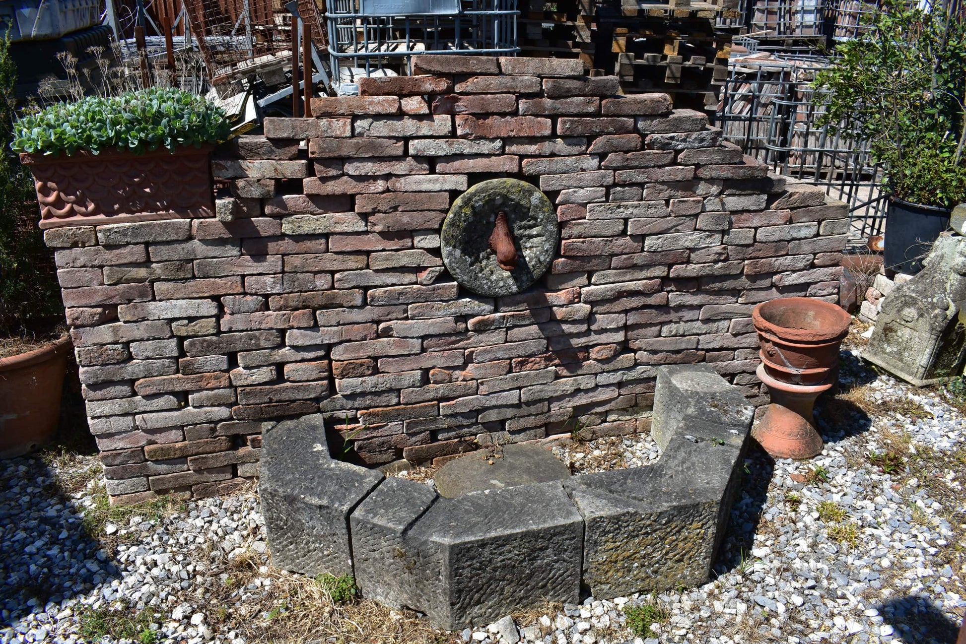 Fontana a muro semplice antica 