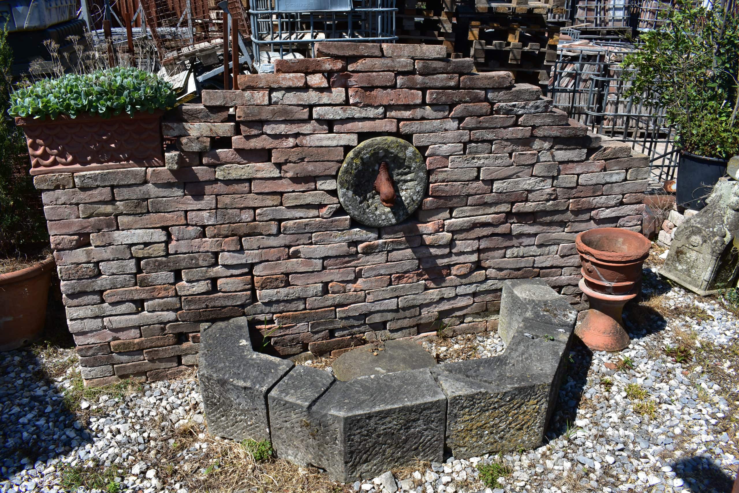 Fontana a muro semplice antica 