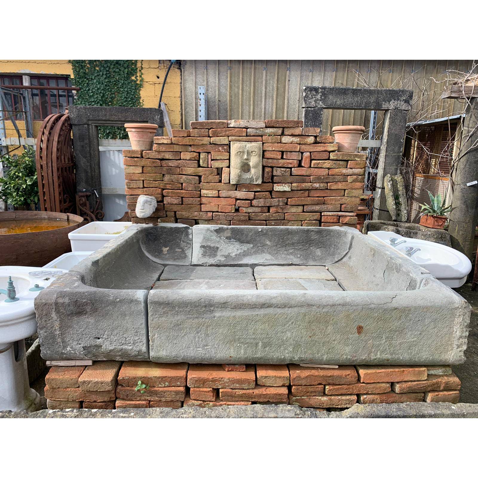 Fontana di pietra antica semplice 