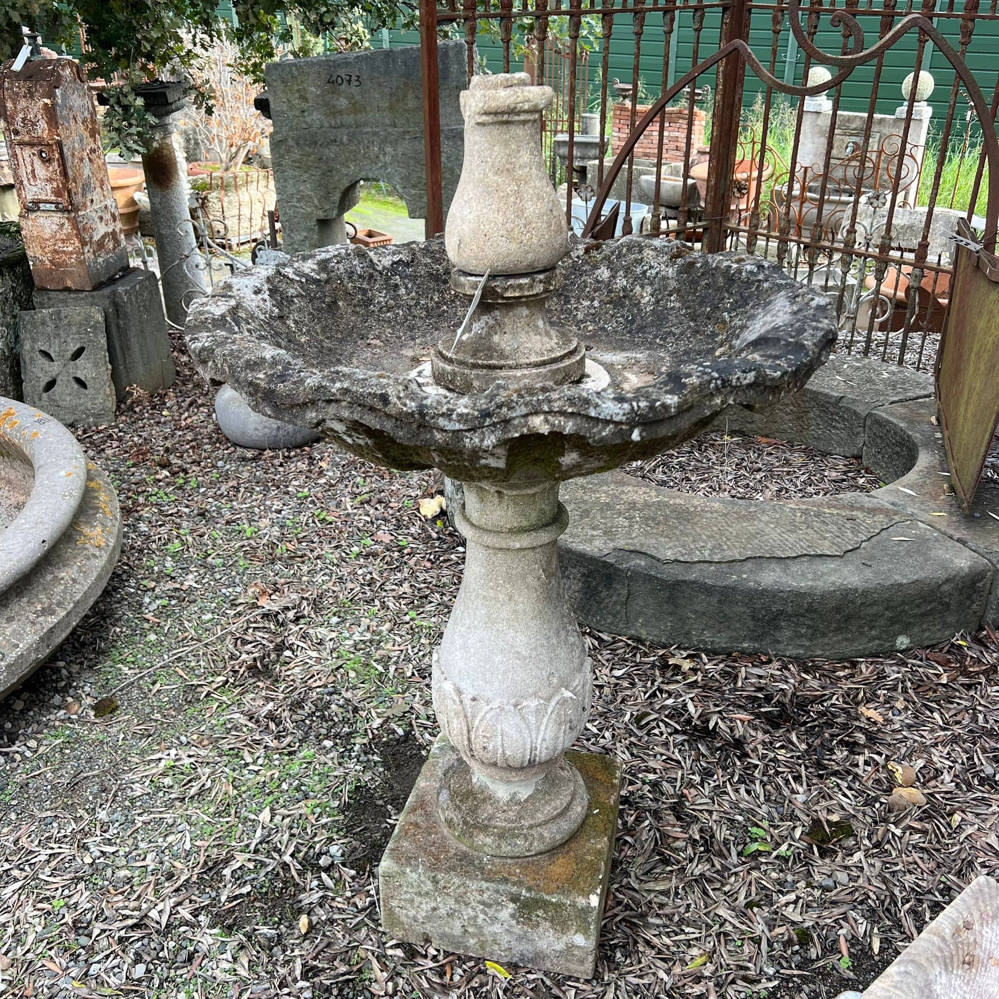 fontana in pietra di vicenza 