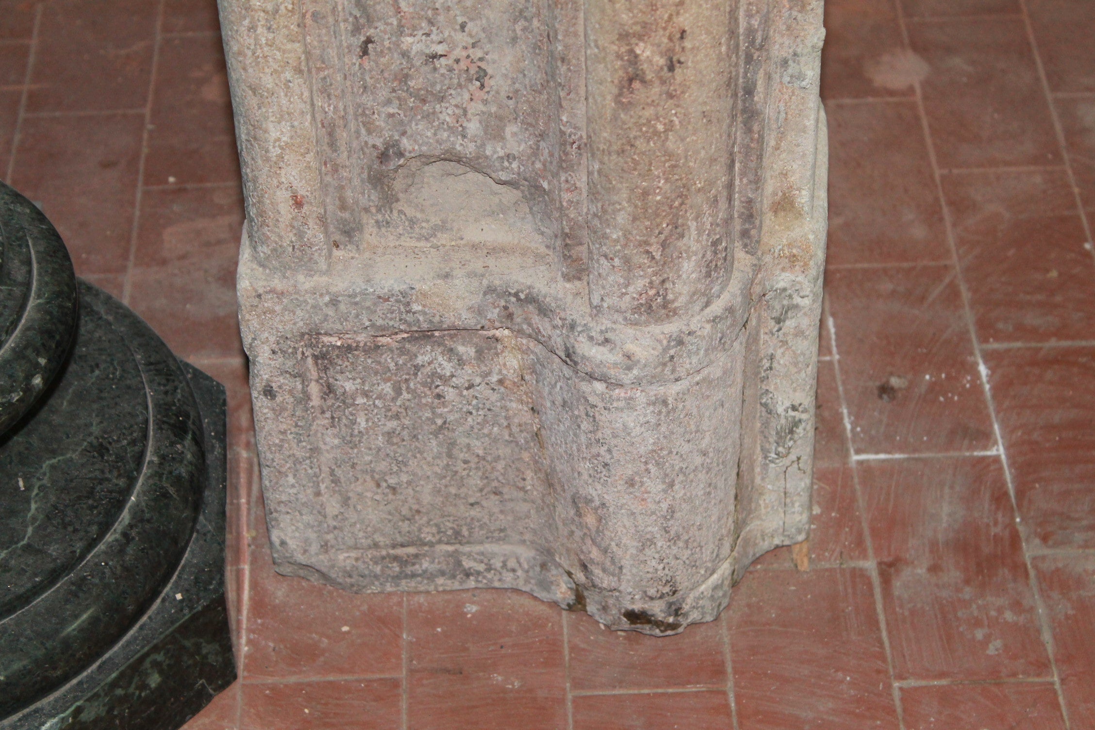 Gamba camino in pietra