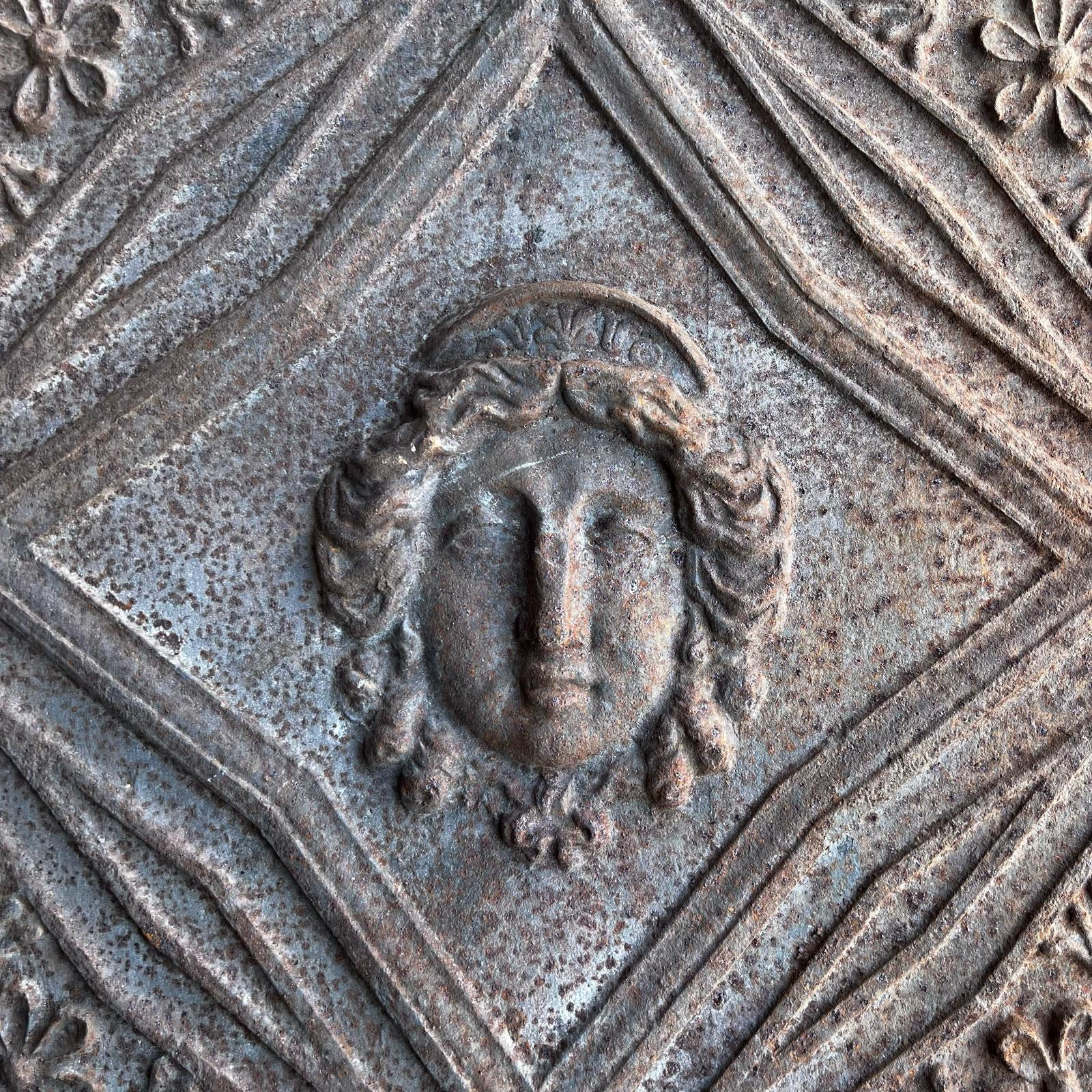 Ghisa da camino recuperata