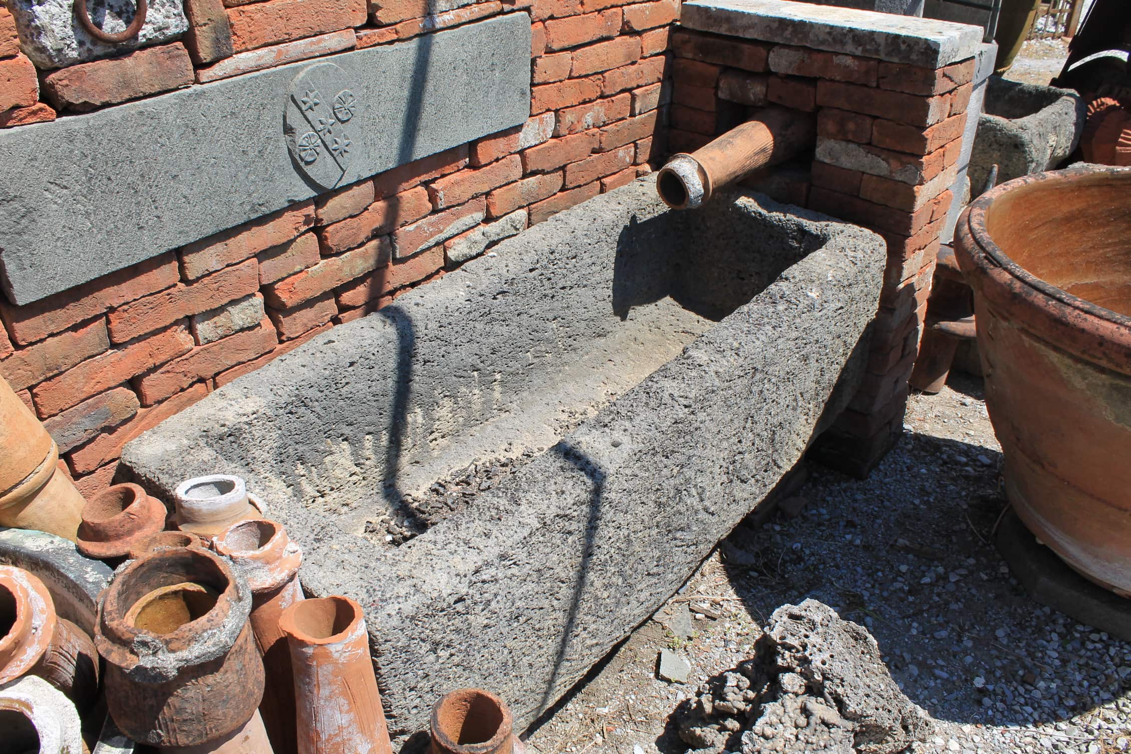 Grande fontana a muro antica 