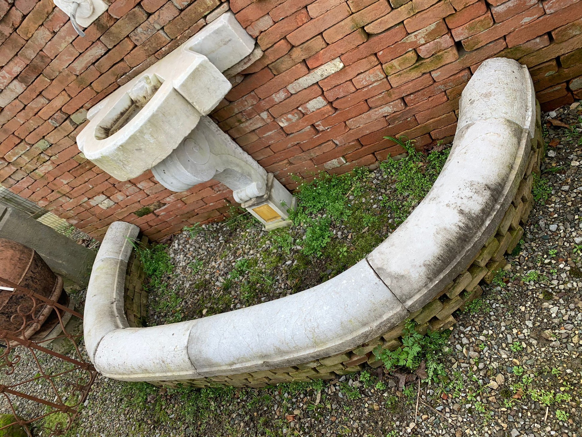 Grande fontana a muro in marmo