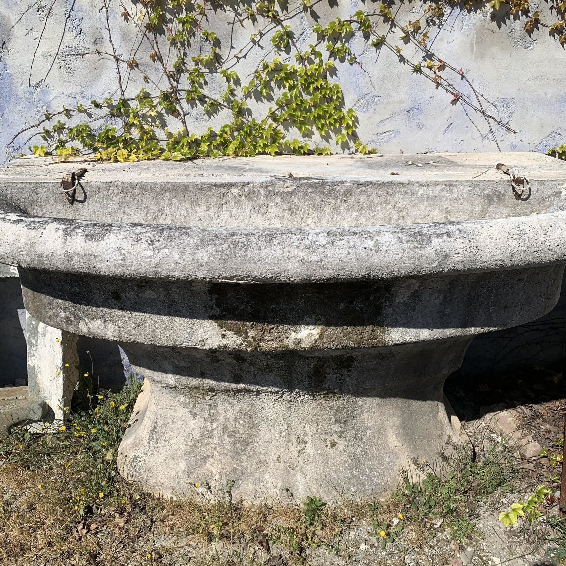 Grande fontana a muro in pietra 