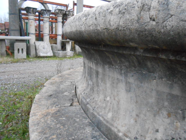 Grande fontana di pietra dettaglio 