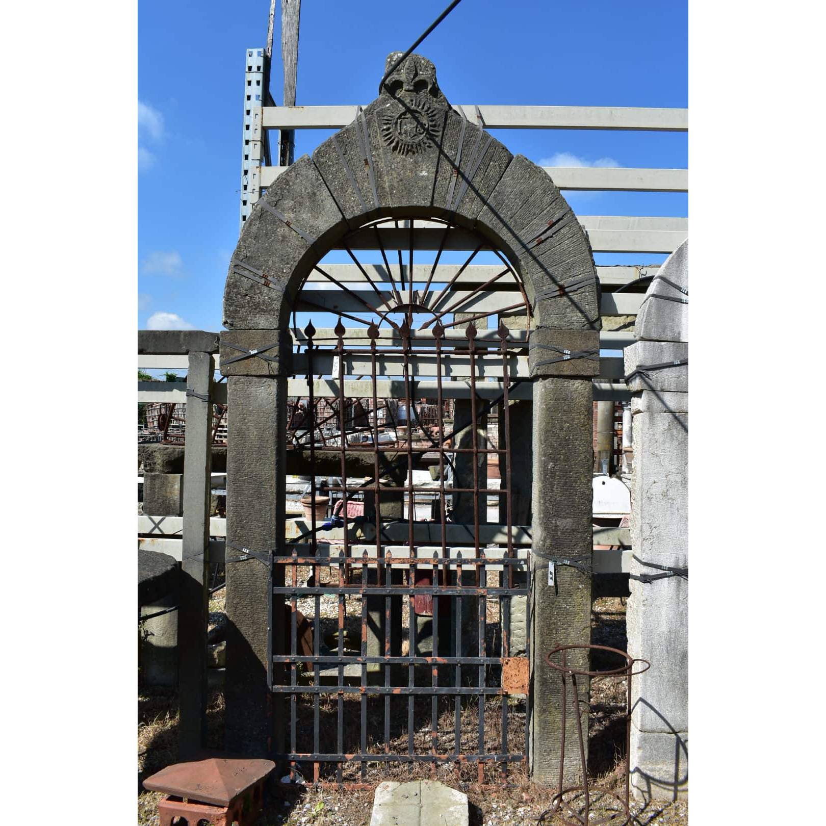 Grande portale di pietra antico