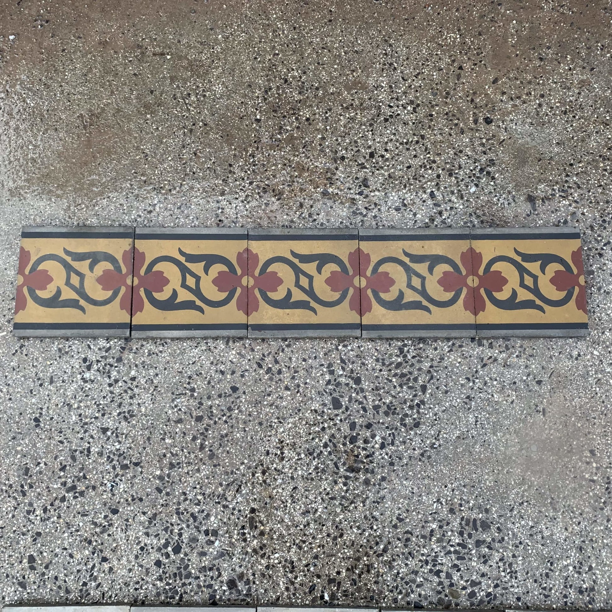 Greca antica gialla e rossa 